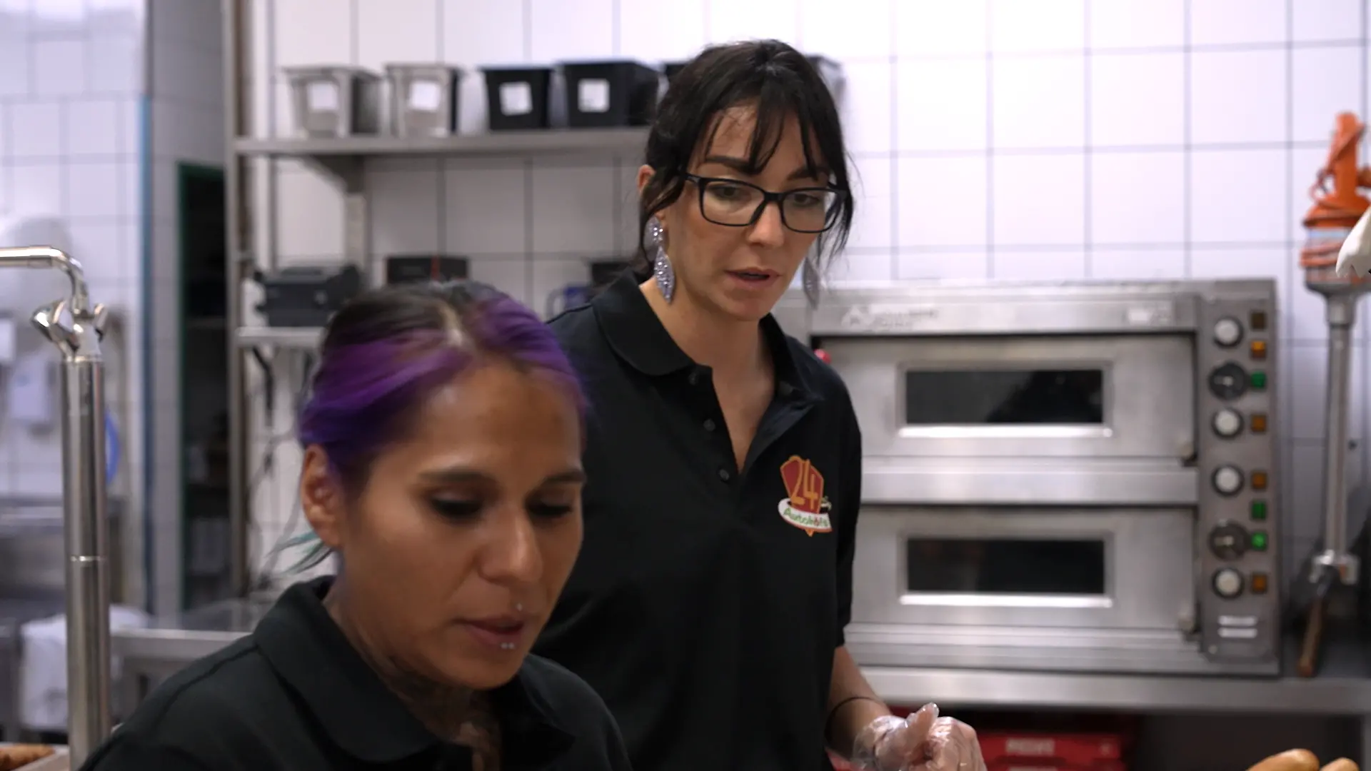 Roxanne Ruscheinsky im Service in der Nachtschicht in Wernberg mit Mitarbeiterin Katharina.
