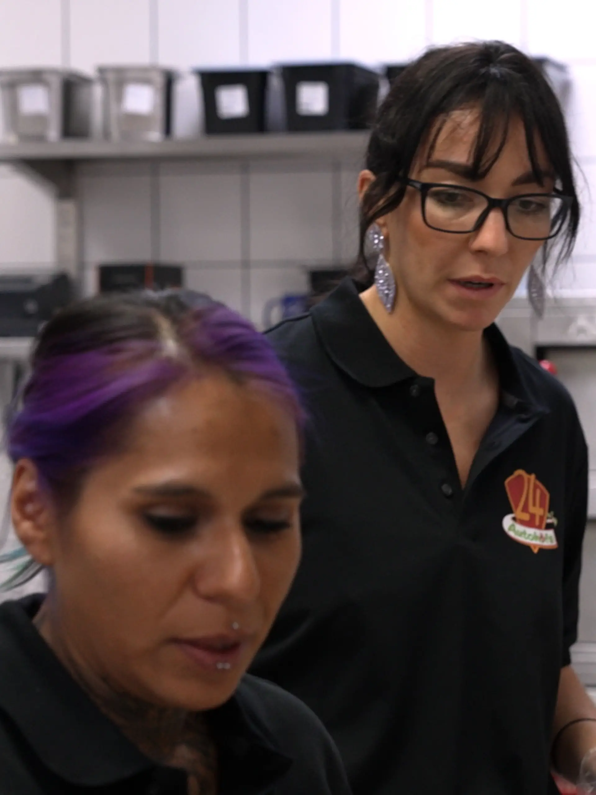 Roxanne Ruscheinsky im Service in der Nachtschicht in Wernberg mit Mitarbeiterin Katharina.