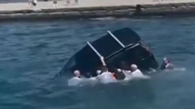 Bild von Autofahrer rast ins Hafenbecken – Soldaten springen hinterher!