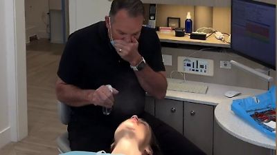 Bild von Ekel-Streich während Behandlung! SO fies täuscht dieser Zahnarzt seine Patienten