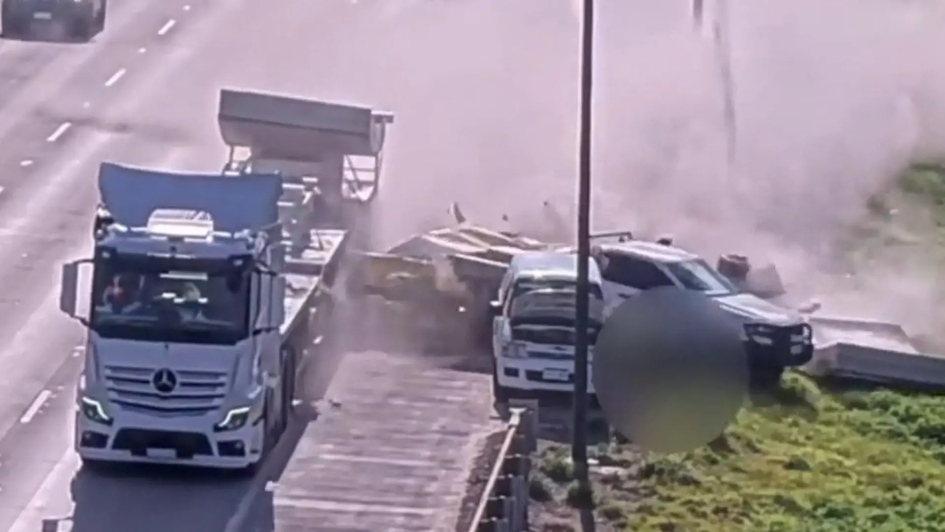 Mitten auf der Autobahn! 30 Tonnen Beton rutschen von Lkw – direkt auf zwei Männer zu Lebensgefahr in Australien