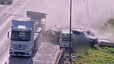 Bild von Mitten auf der Autobahn! 30 Tonnen Beton rutschen von Lkw – direkt auf zwei Männer zu