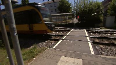 Bild von Junge Mutter stirbt am Bahnübergang - rettete Baby