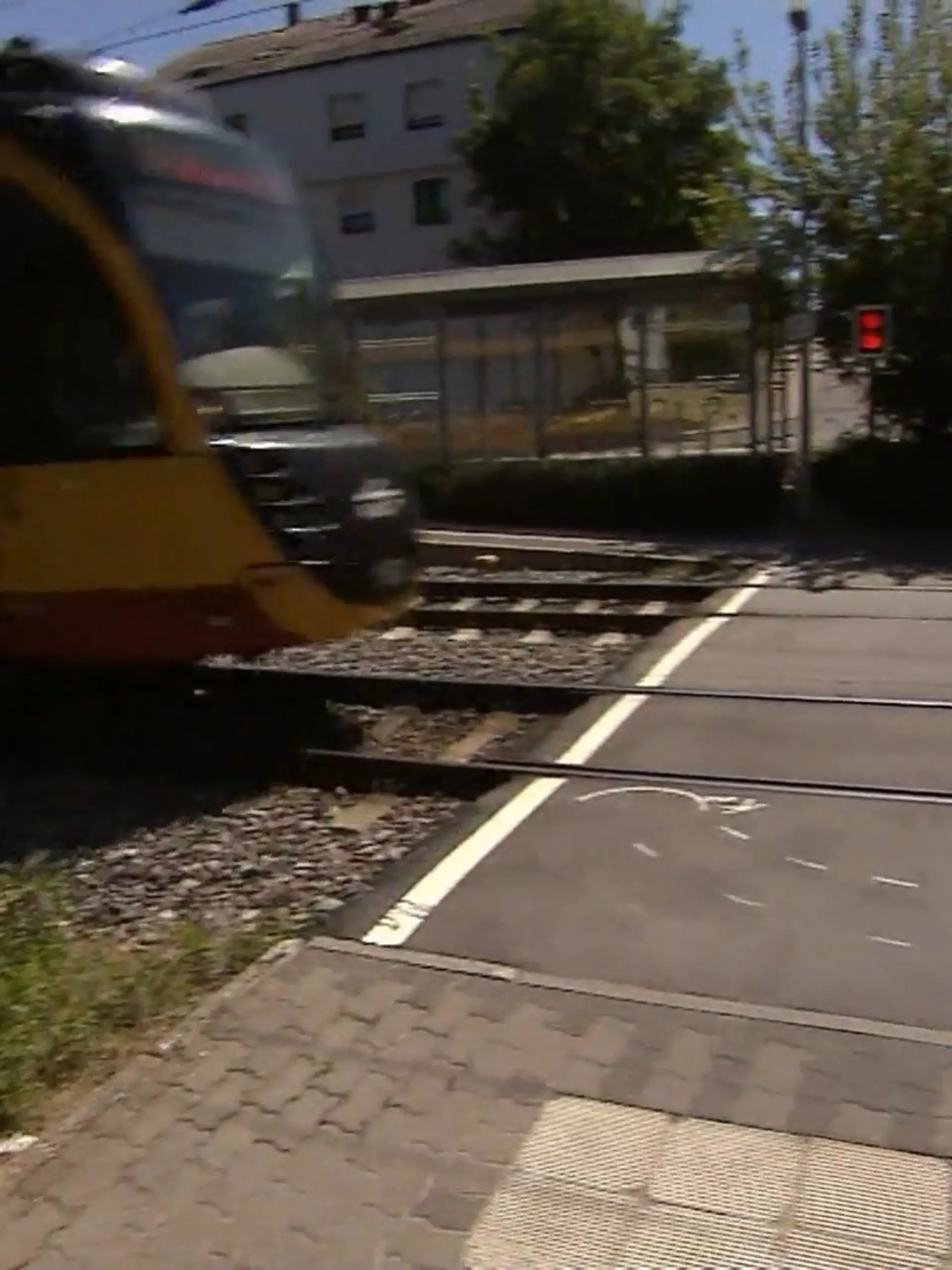Bild zu: "Junge Mutter stirbt am Bahnübergang - rettete Baby"