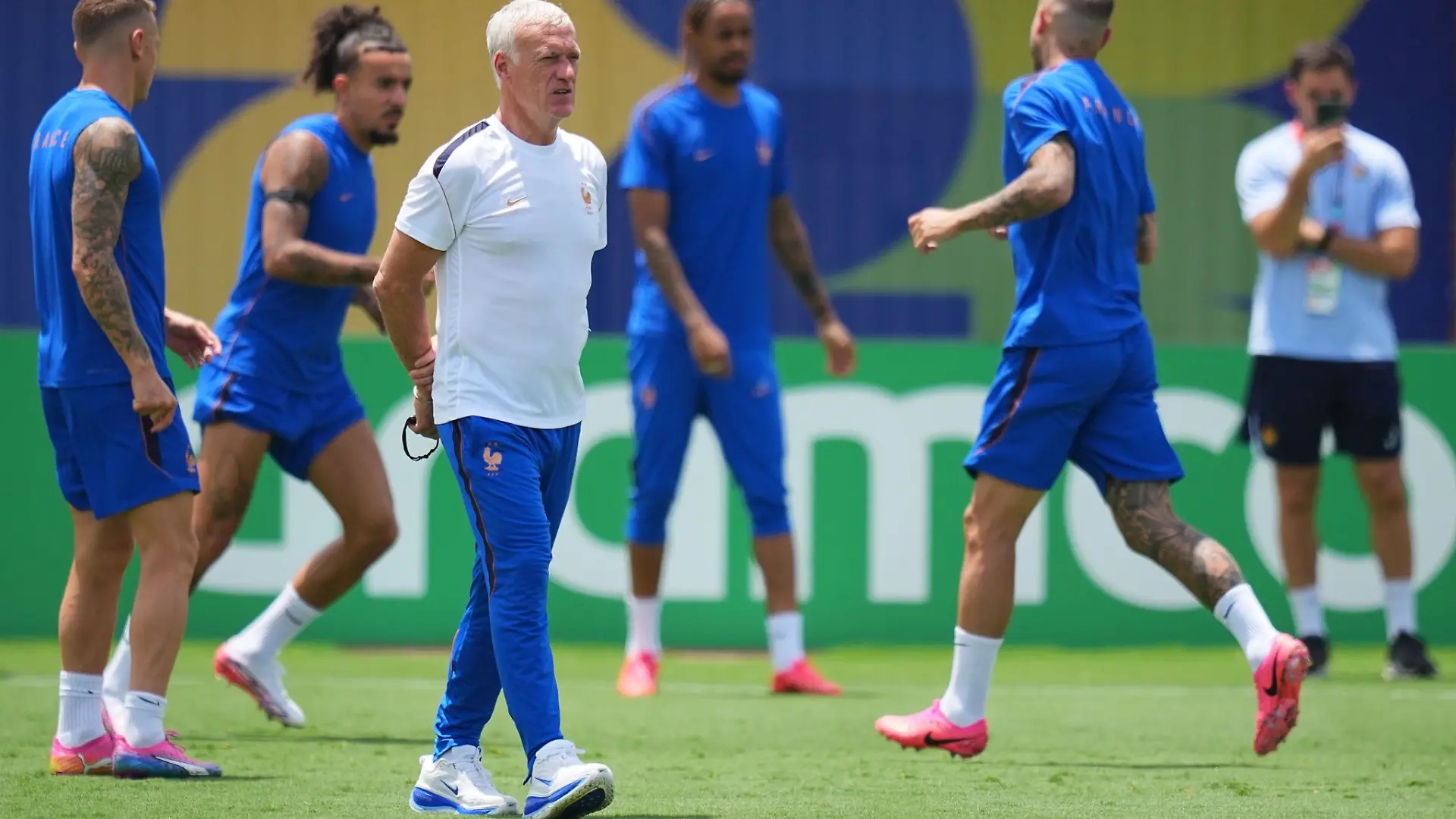 Didier Deschamps sieht Spanien als Favoriten für das Duell im Halbfinale.