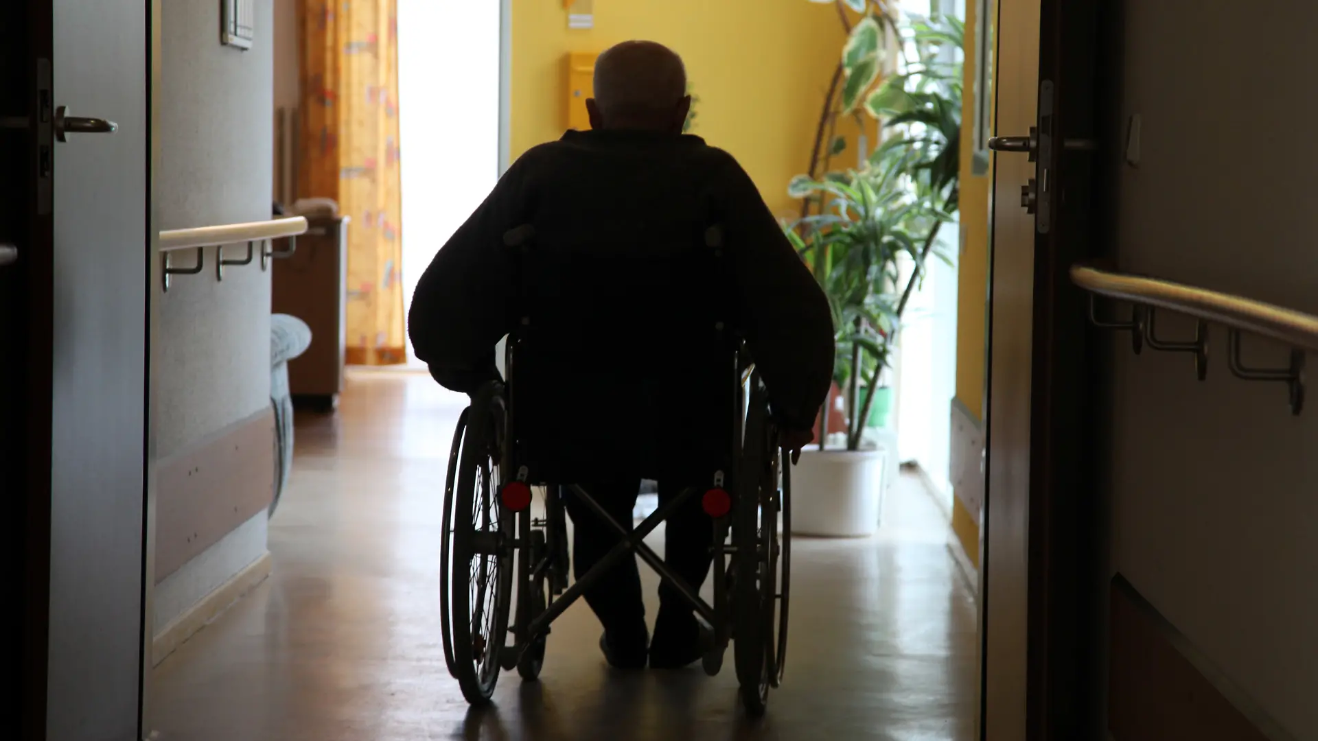 ARCHIV - Ein Bewohner im Rollstuhl fährt am 28.01.2010 in einem Pflegeheim über einen Flur. Der Bundesgerichtshof urteilt am 12.02.2014 über den Elternunterhalt. In dem Verfahren geht es um die Frage, ob erwachsene Kinder notfalls für die Heimkosten ihrer Eltern aufkommen müssen, selbst wenn diese den Kontakt schon vor langer Zeit abgebrochen und die Kinder nahezu enterbt haben. Foto: Jens Büttner/dpa +++ dpa-Bildfunk +++