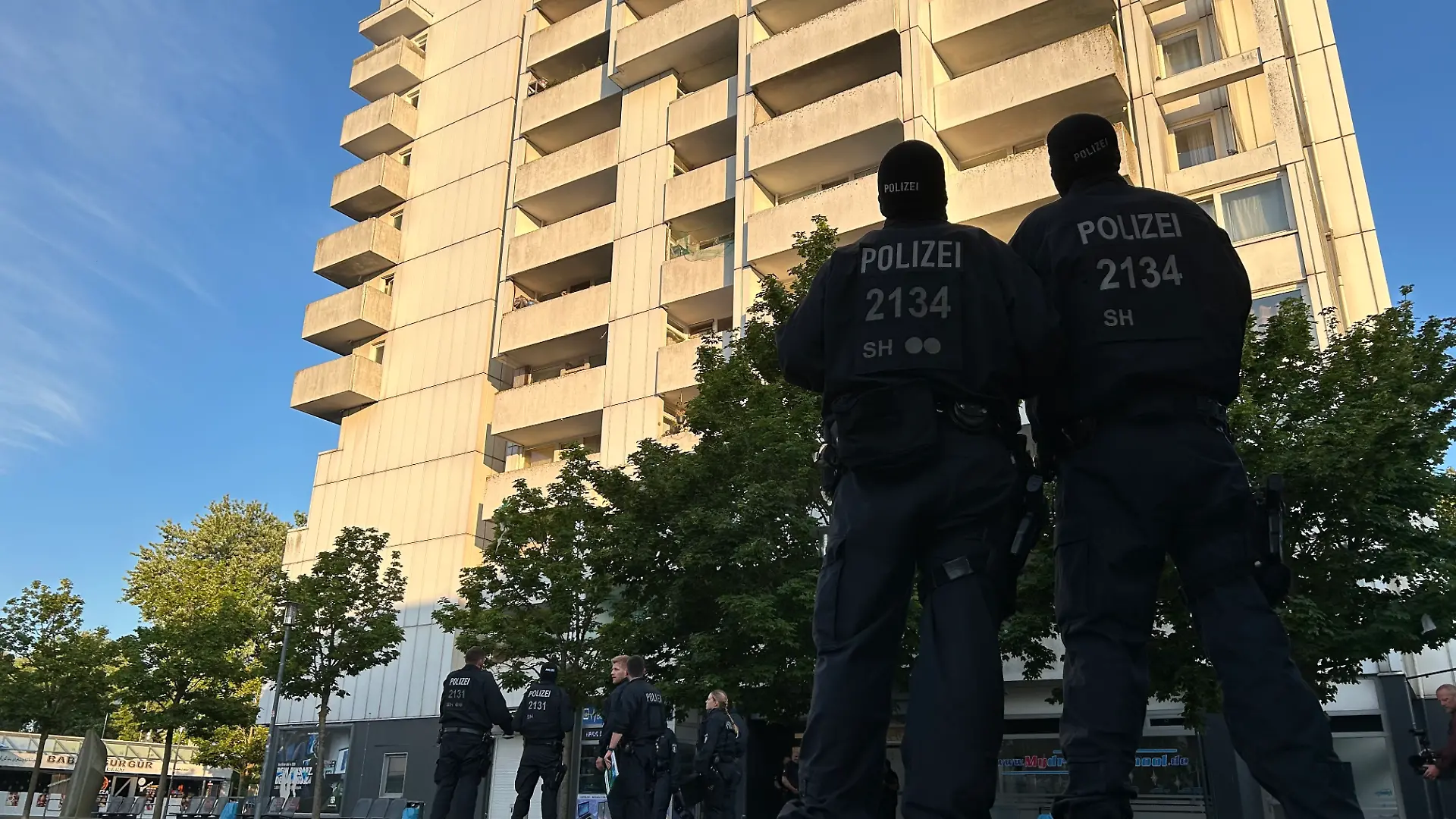 Die Polizei hat das Hochhaus umstellt.