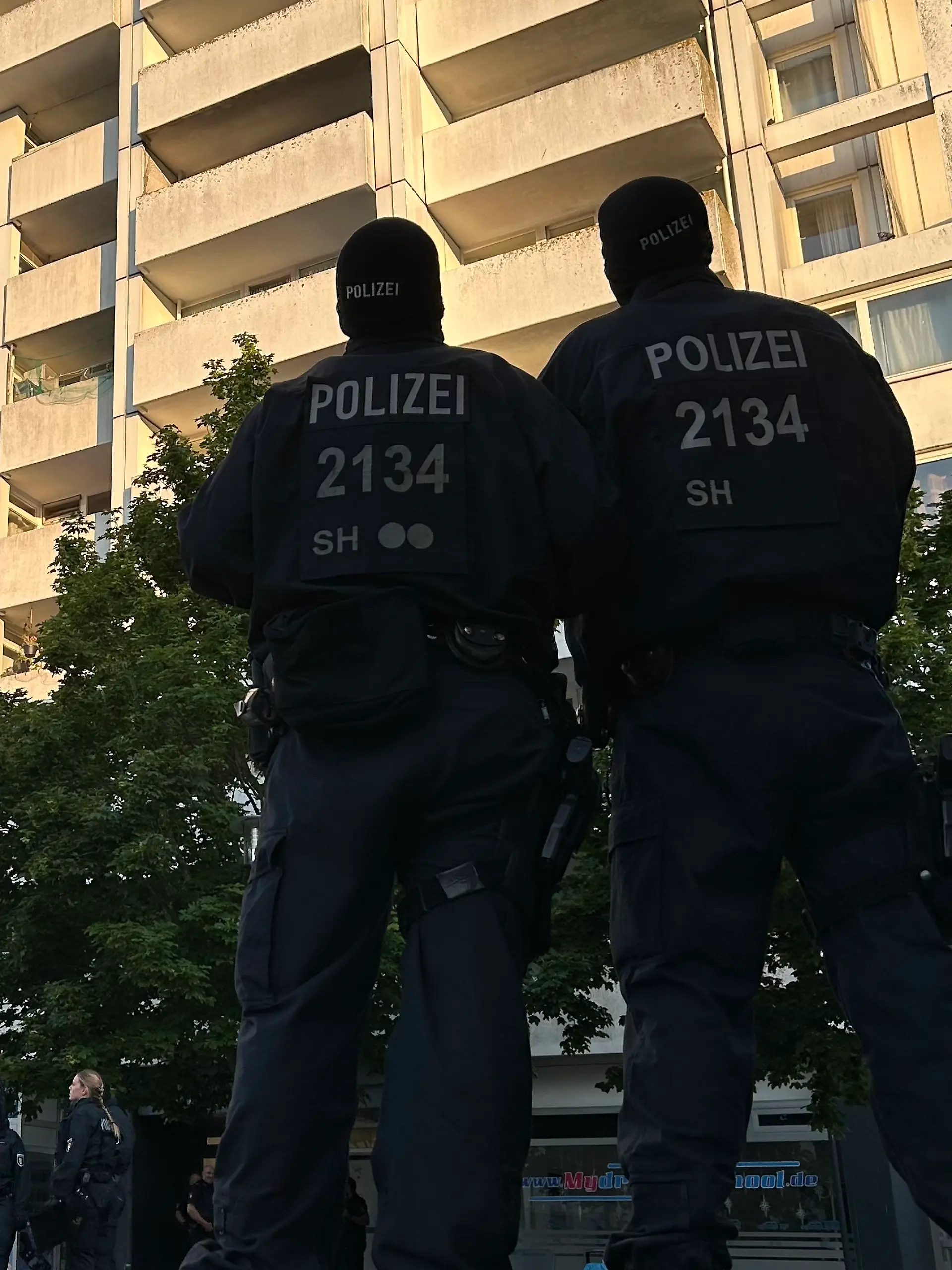 Die Polizei hat das Hochhaus umstellt.
