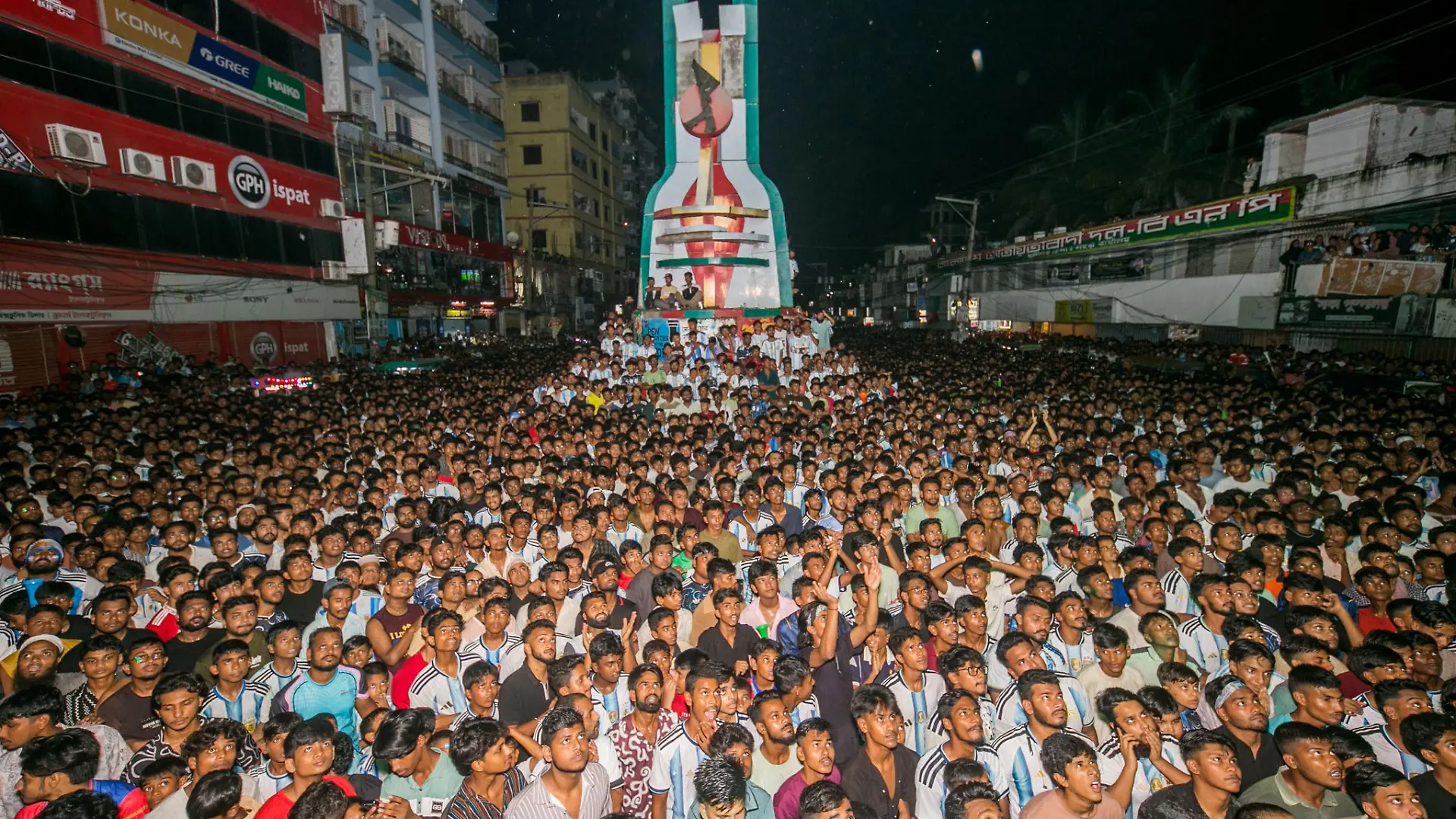 Tausende Fans in Bangladesch verfolgen die Fußball-WM, vor allem die Spiele ihres Superstars Lionel Messi.