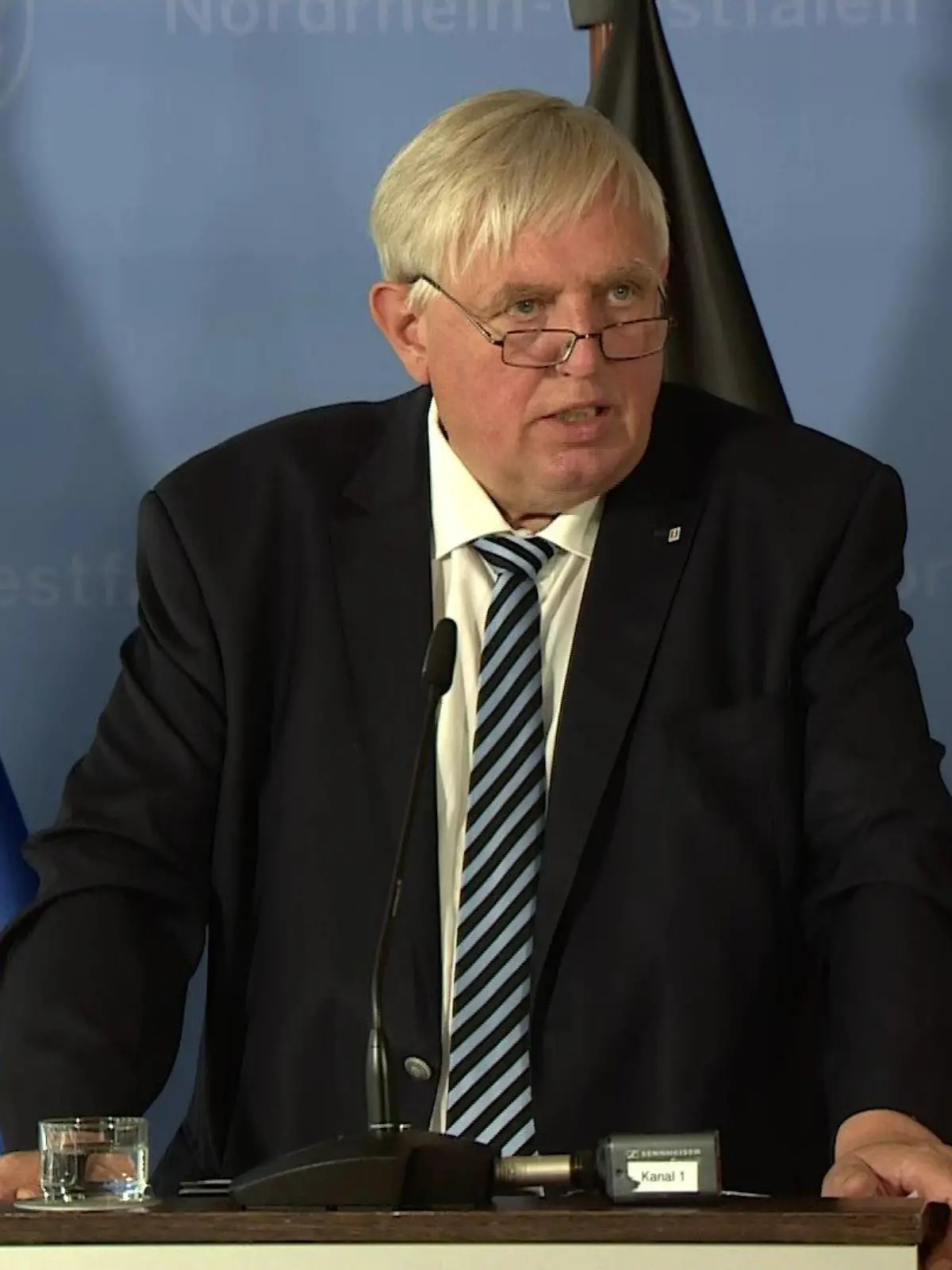 Gesundheitsminister Laumann bei einer Pressekonferenz in Düsseldorf.