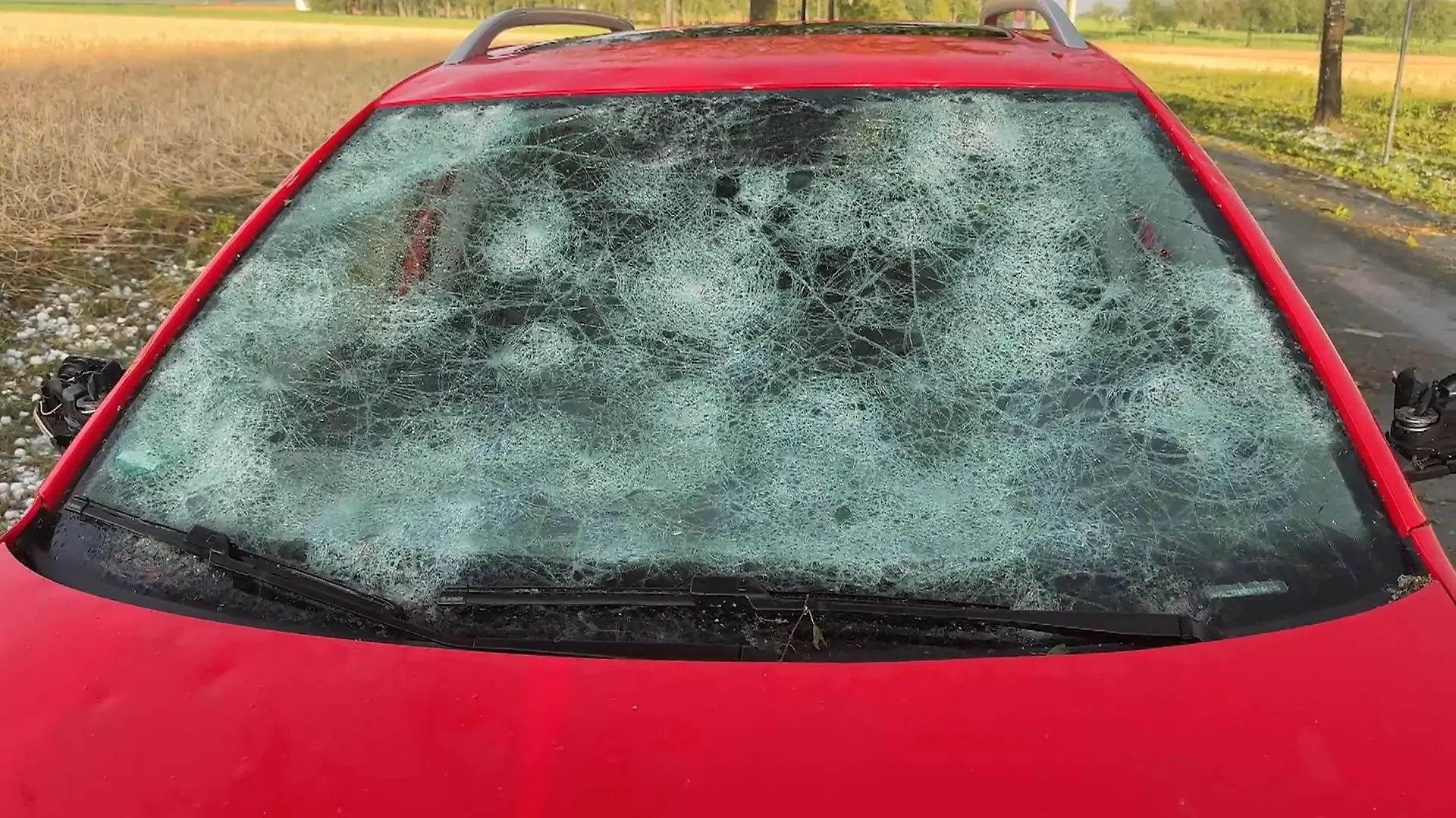 Heftiges Unwetter! Tennisballgroßer Hagel zerstört Häuser und Fahrzeuge „Es hat alles kaputt gemacht“