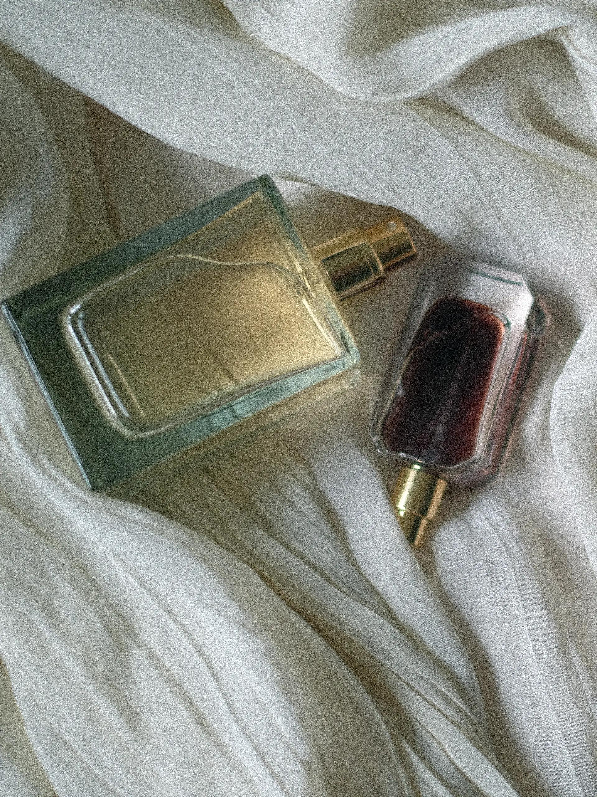 Drei Parfums auf einem Tuch