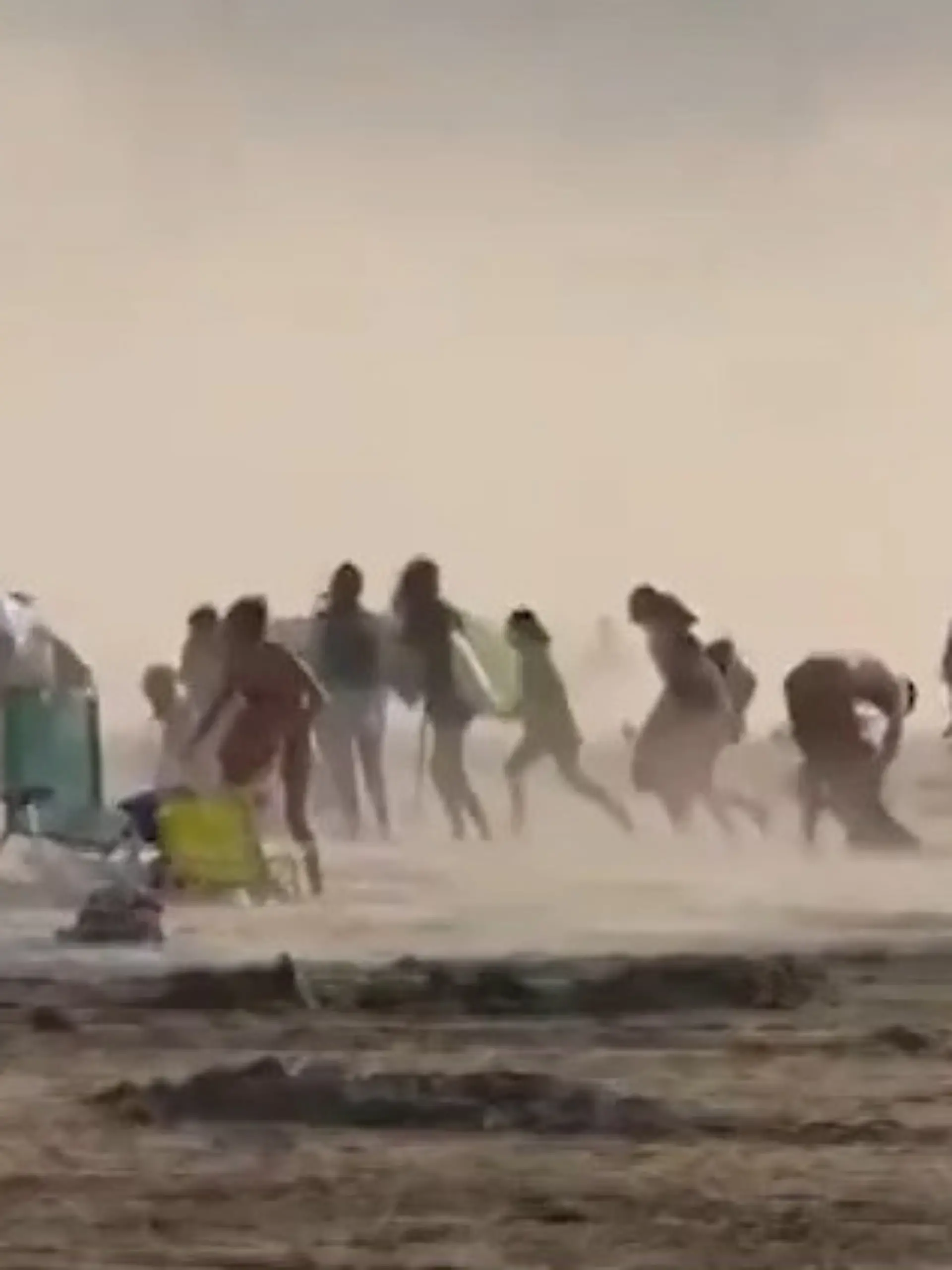 Bild zu: "Seltenes Wetterphänomen fegt über Badestrand – Urlauber fliehen panisch!"