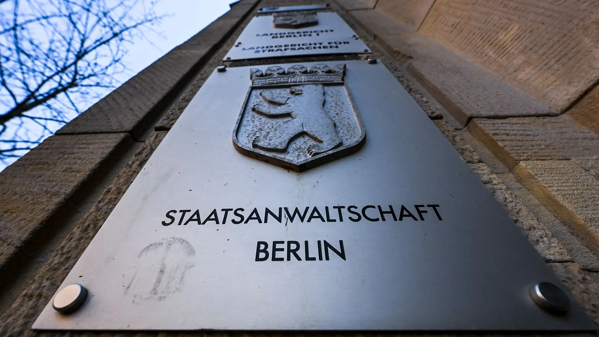 Die Staatsanwaltschaft hat nach einer Messerattacke auf seinen Vater einen 25-Jährigen angeklagt. (Symbolbild)
