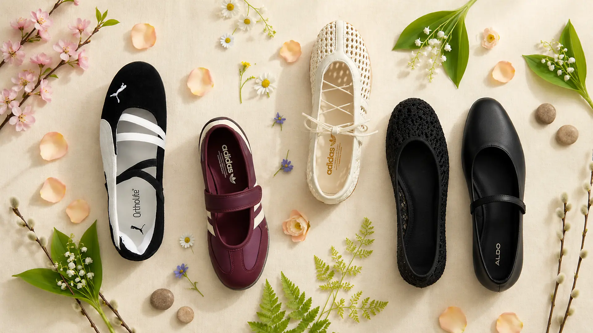 Ballerinas von Adidas, Puma, Bonprix liegen mit Pflanzen auf einem Tisch.