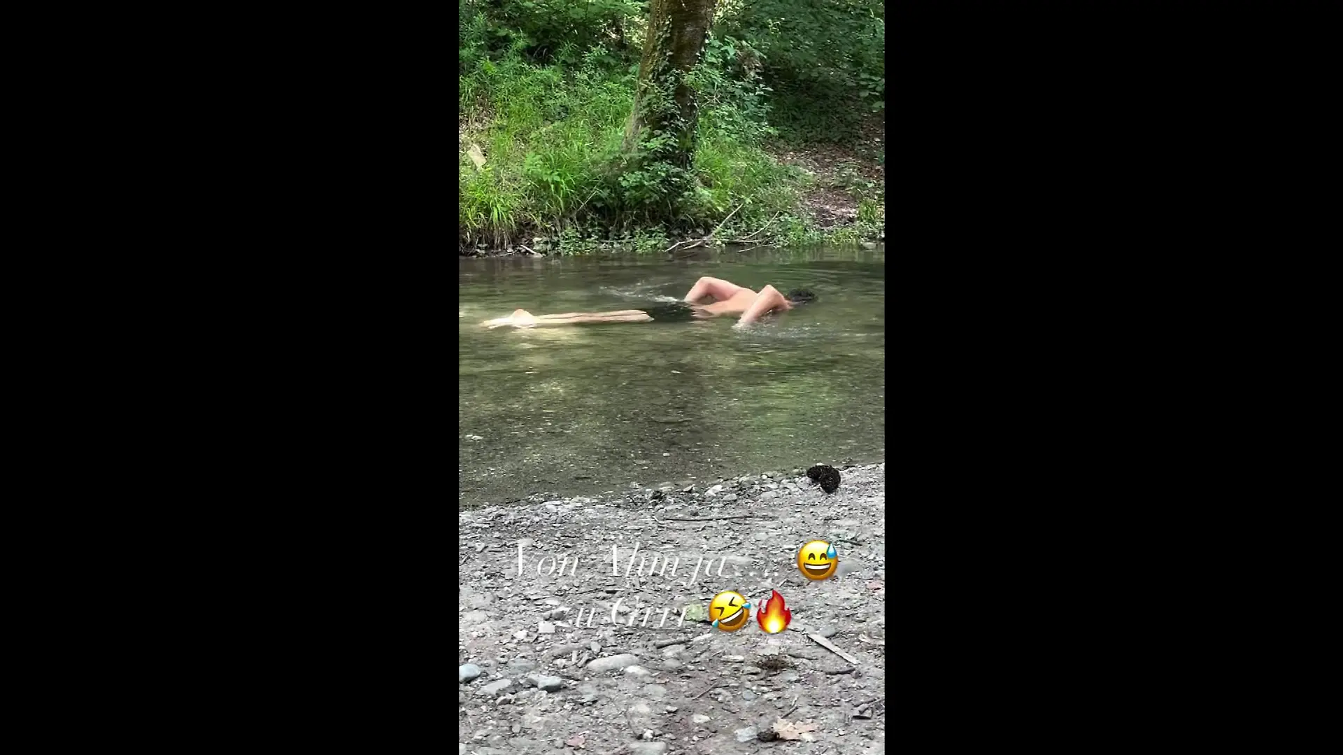 Instagram-Story von Christina Hänni, die Luca Hänni bäuchlings in einem Bach zeigt