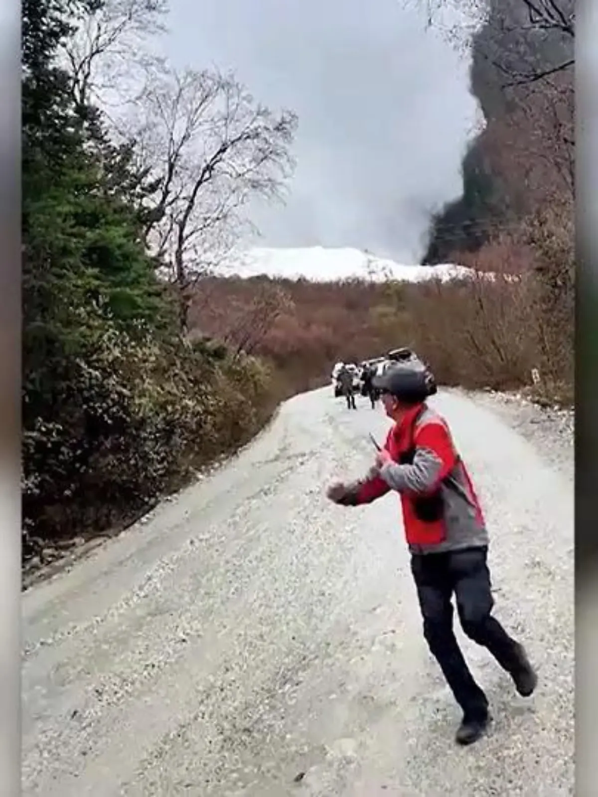 Menschen fliehen auf vor einer Lawine in Tibet.
