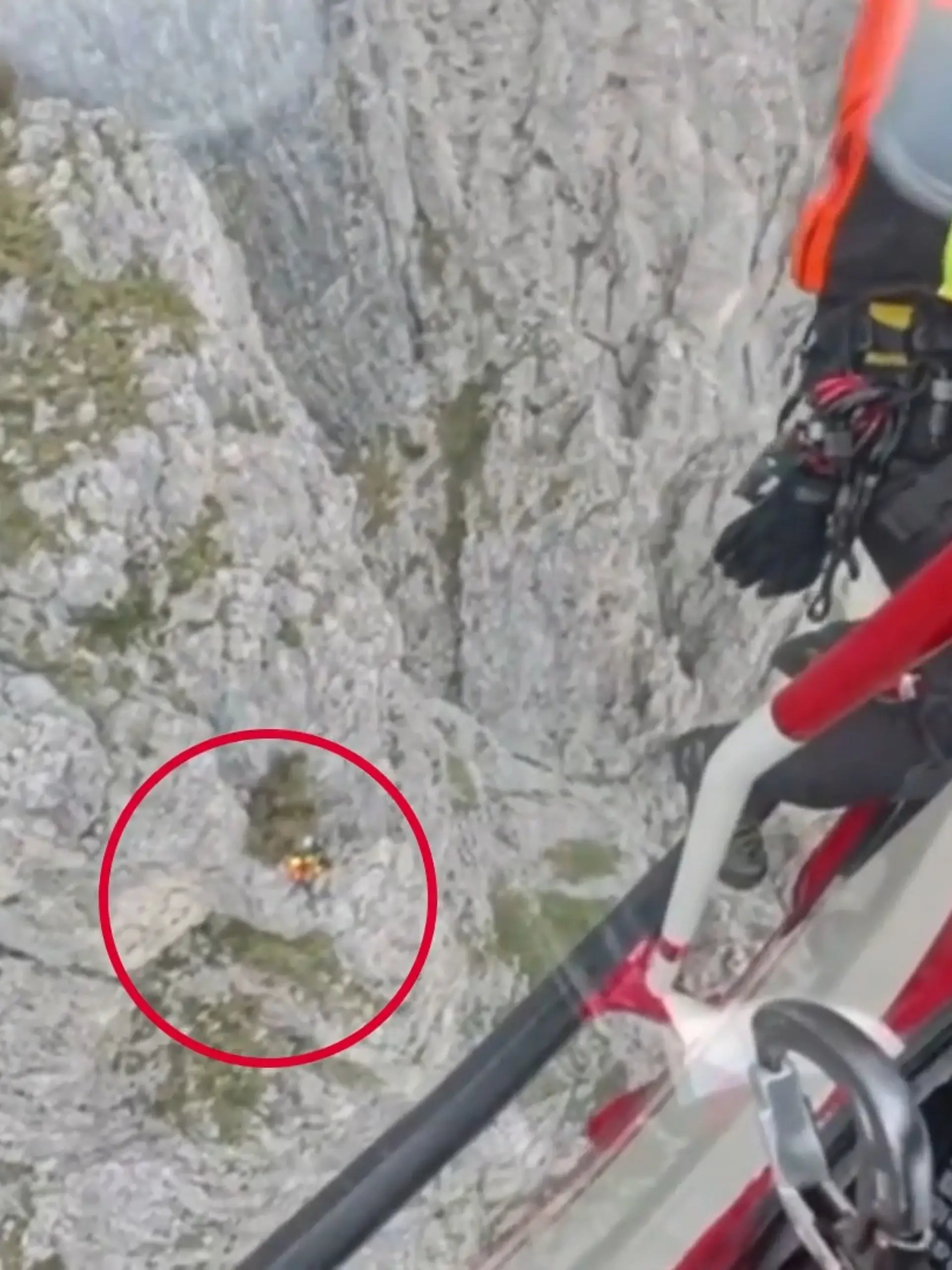 Bild zu: "In 2.000 Meter Höhe! Bergsteiger auf Vorsprung gefangen – sie haben nur diesen Ausweg"