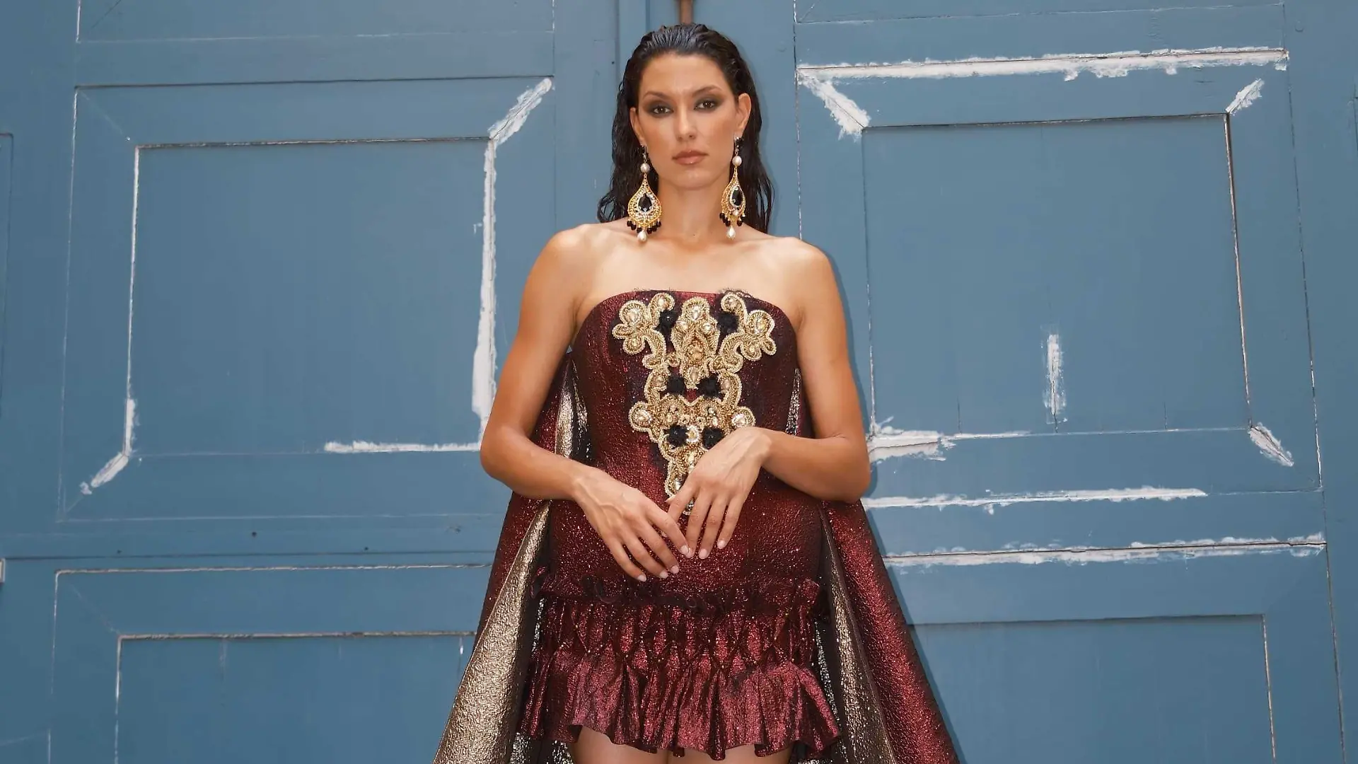 Rebecca Mir begeistert bei der Haute Couture Fashion Week in Paris in einer aufwendig verzierten Robe mit dramatischer Schleppe. Dazu trägt sie teuren Schmuck– so teuer war ihr Runway-Look nach eigenen Angaben noch nie.