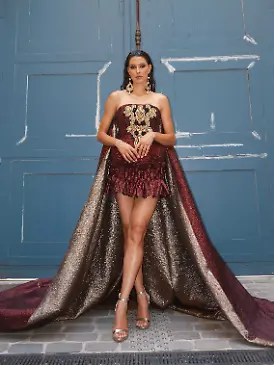 Rebecca Mir begeistert bei der Haute Couture Fashion Week in Paris in einer aufwendig verzierten Robe mit dramatischer Schleppe. Dazu trägt sie teuren Schmuck– so teuer war ihr Runway-Look nach eigenen Angaben noch nie.