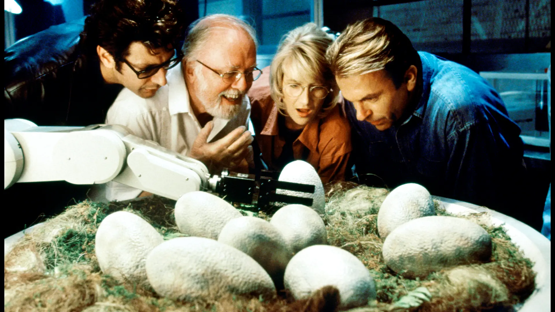 COLLECTION CHRISTOPHEL © Amblin - Universal JURASSIC PARK (JURASSIC PARK) de Steven Spielberg 1993 USA avec Jeff Goldblum, Richard Attenborough, Laura Dern et Sam Neill sciences, technologie, oeufs, clonage, d'apres le roman de Michael Crichton