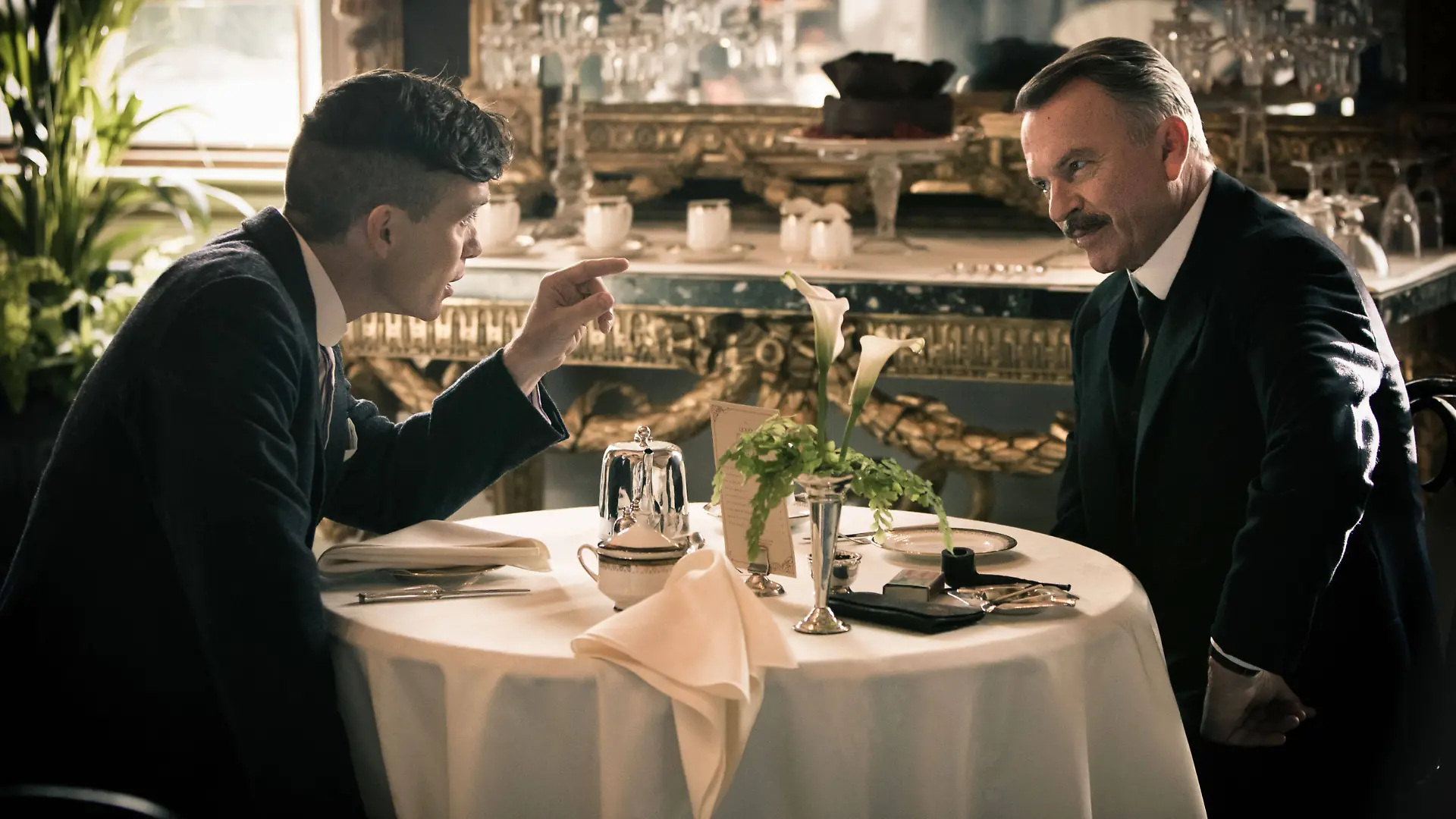 PEAKY BLINDERS, l-r: Cillian Murphy, Sam Neill, Season 1, 2013. Netflix/courtesy Everett Collection Netflix/Courtesy Everett Collection ACHTUNG AUFNAHMEDATUM GESCHÄTZT PUBLICATIONxINxGERxSUIxAUTxONLY Copyright: xNetflix/CourtesyxEverettxCollectionx TCDPEBL EC005