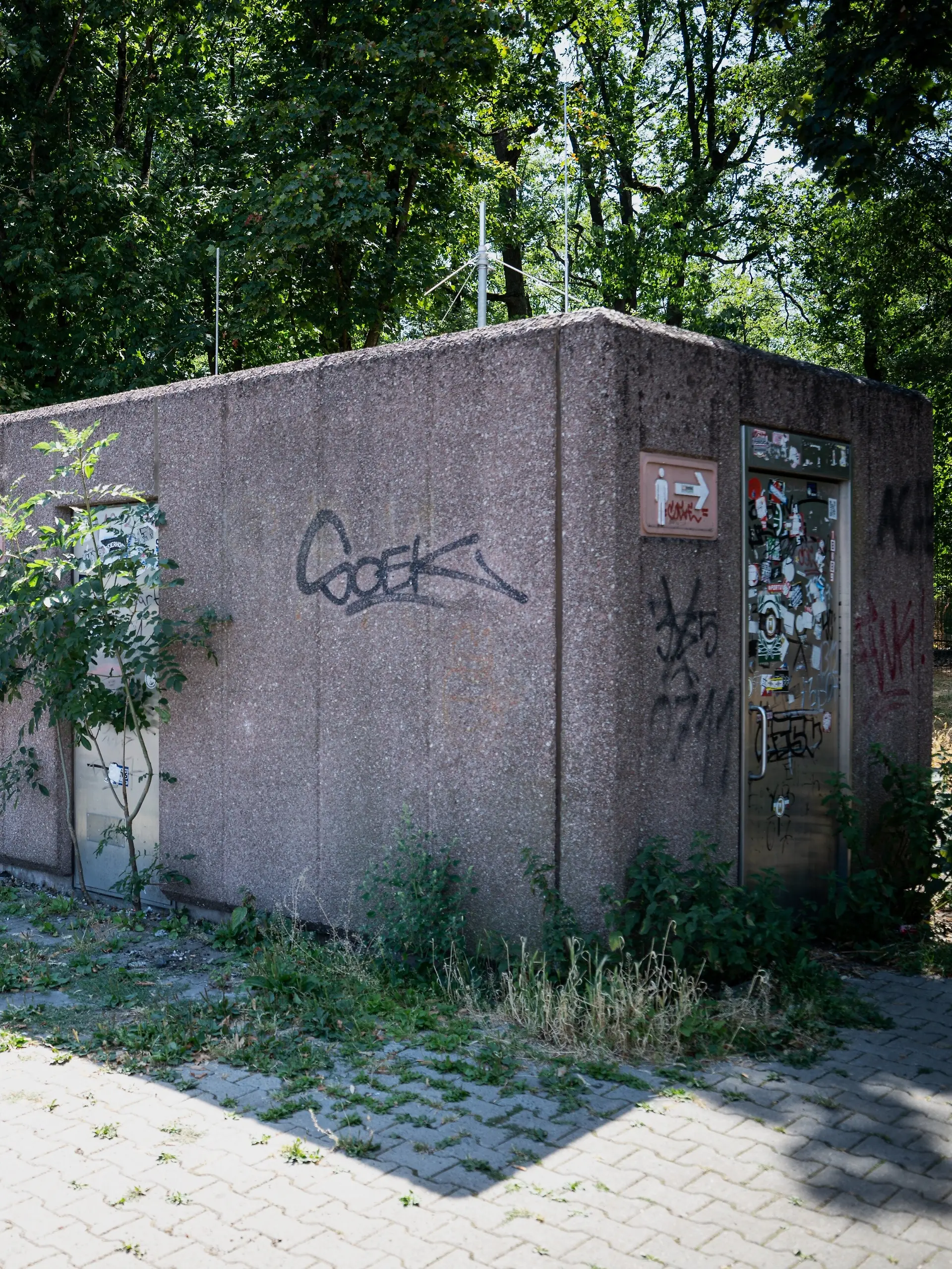 Das Toilettenhaus auf dem Autobahn-Rastplatz „Am Stadtwald” an der A3