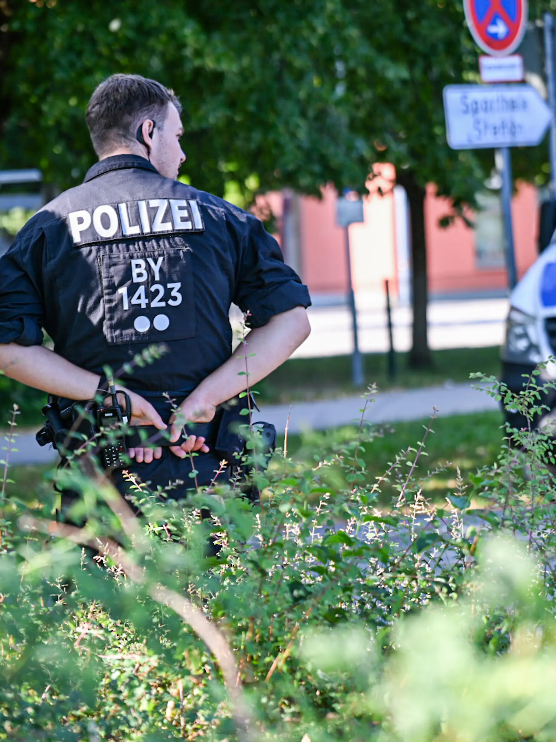Kräfte der bayerischen Polizei stehen am Welfen-Gymnasium. Am Vortag gab es einen Vorfall mit mehreren Verletzten und einer Festnahme an dem Gymnasium in Oberbayern