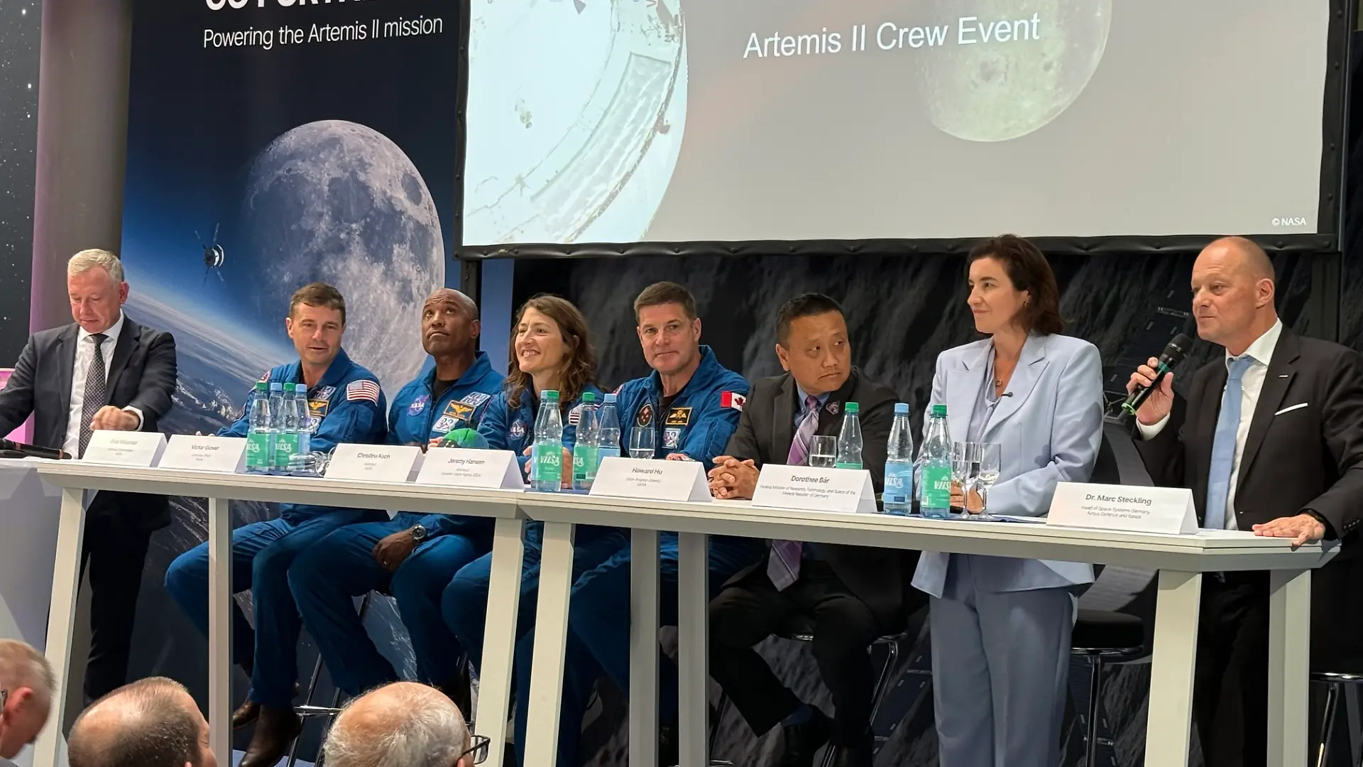 Die Crew der Artemis 2 Mission zusammen mit Bundesforschungsministerin Dorothee Bär.