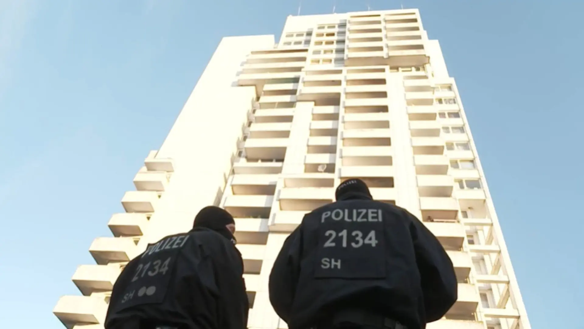 DNA-Massentest der Bewohner nach Pflastersteinwurf im "Weißen Reisen" DNA-Tests im Kieler Hochhaus