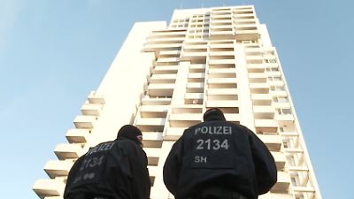 Bild von DNA-Massentest der Bewohner nach Pflastersteinwurf im "Weißen Reisen"