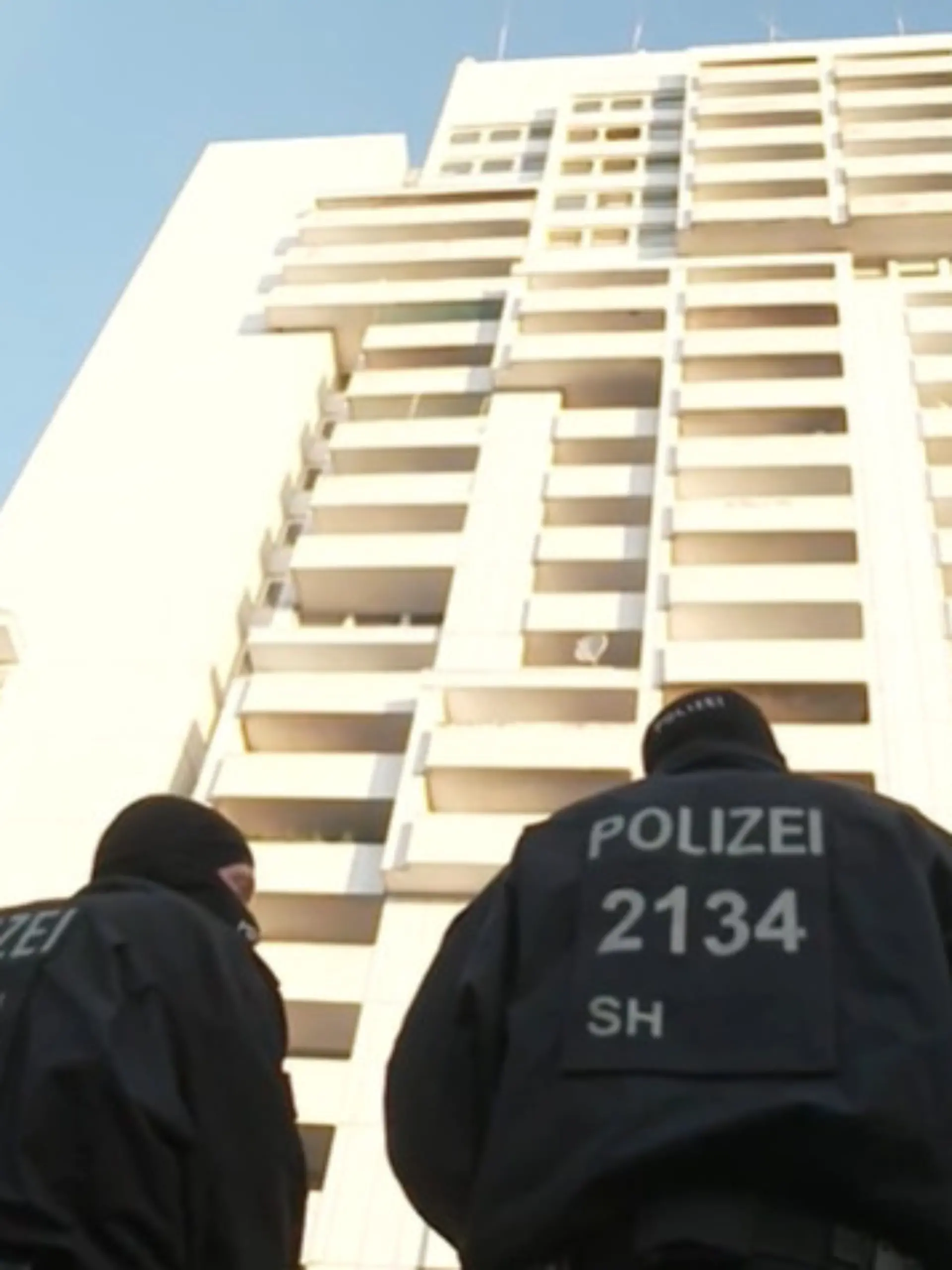 Bild zu: "DNA-Massentest der Bewohner nach Pflastersteinwurf im "Weißen Reisen""