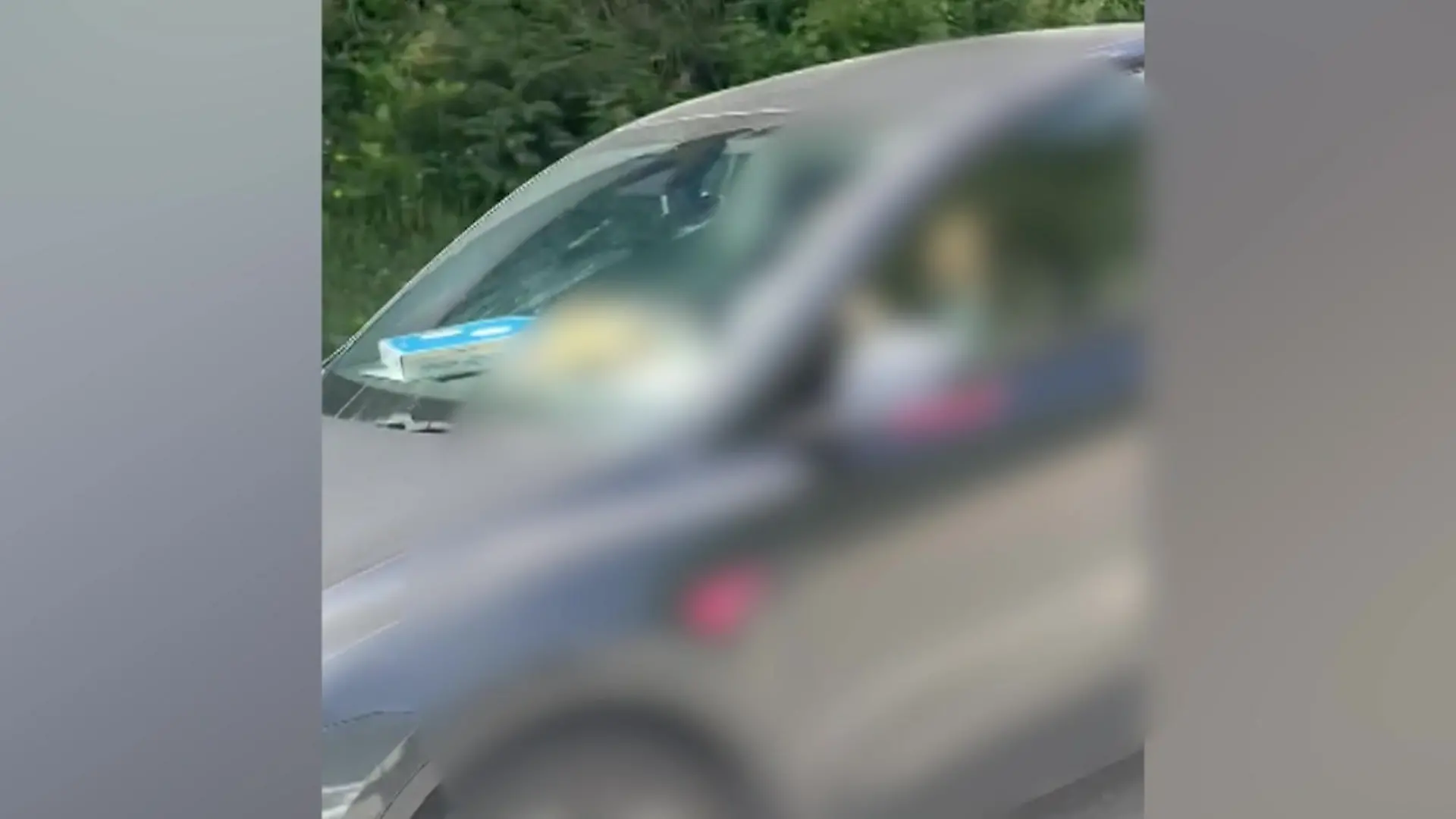 Im Auto mit zwei Kindern! Mutter schläft hinter dem Steuer ein Mitten auf dem Highway