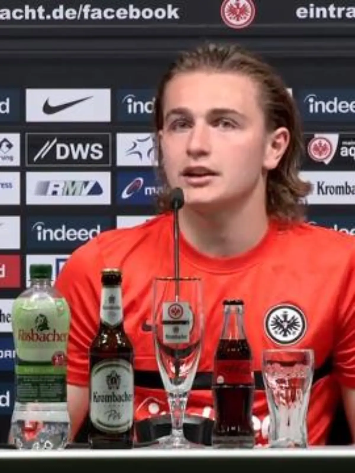Ali Akman träumt vom Durchbruch bei Eintracht Frankfurt. „Ich erwarte es sehnsüchtig, das Trikot der Eintracht bei einem Spiel zu tragen. Ich hoffe, die in mich gesteckten Ziele mit meiner Performance erfüllen zu können“, sagte der 19 Jahre junge Offensivspieler am Mittwoch in Frankfurt. Der vom türkischen Zweitligisten Bursaspor kommende Akman hat bei der Eintracht einen Vertrag bis zum Sommer 2025.