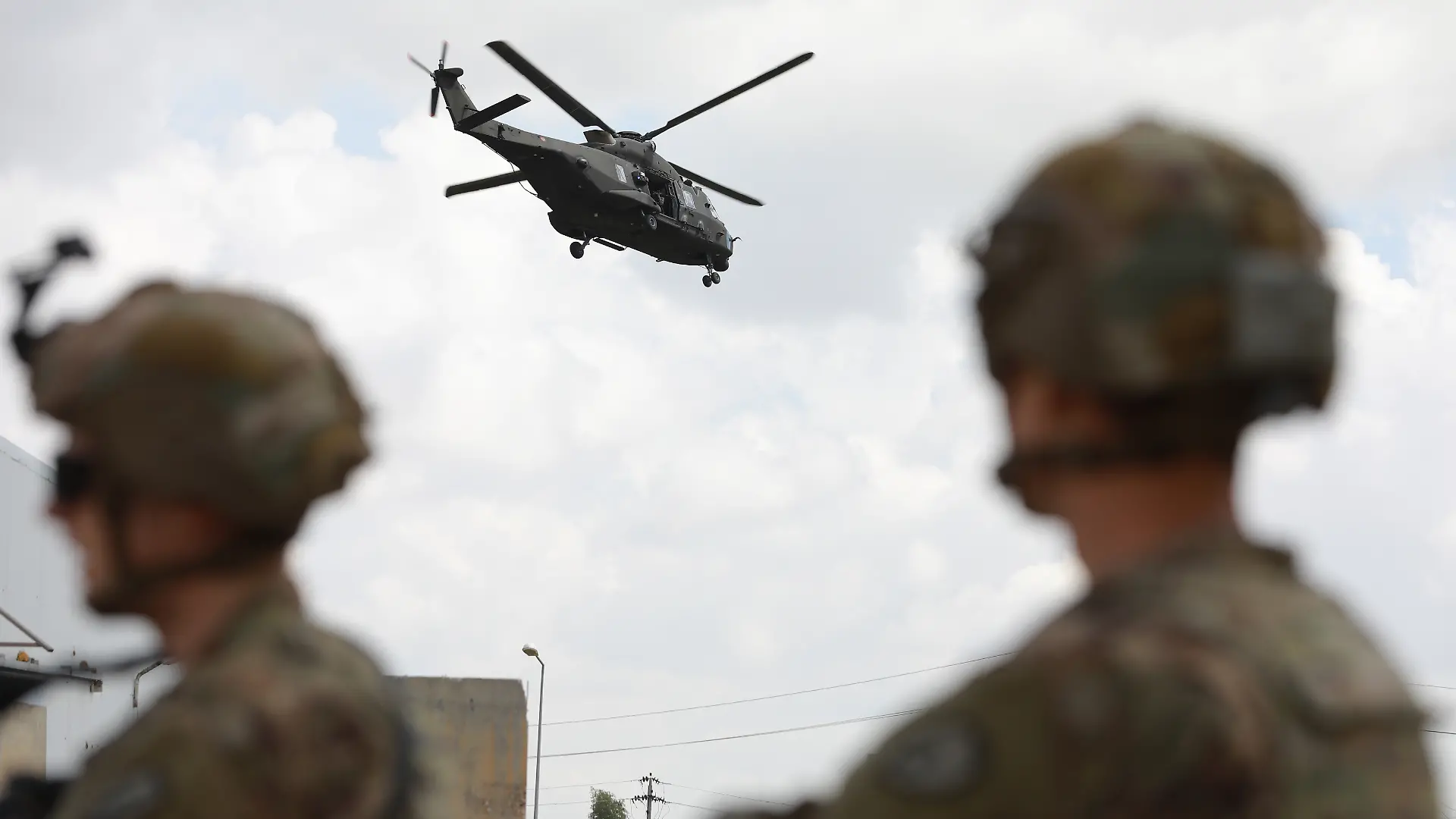 Ein Helikopter fliegt über die Militärbasis K1, die US-Soldaten während der Unterzeichnung eines Vertrags zum Abzug der amerikanischen Streitkräfte bewachen. Drei Monate nach dem Raketenangriff auf den Militärstützpunkt nahe der Stadt Kirkuk im Nordirak zieht das von den USA geführte Bündnis seine Kräfte von dem Stützpunkt ab. +++ dpa-Bildfunk +++
