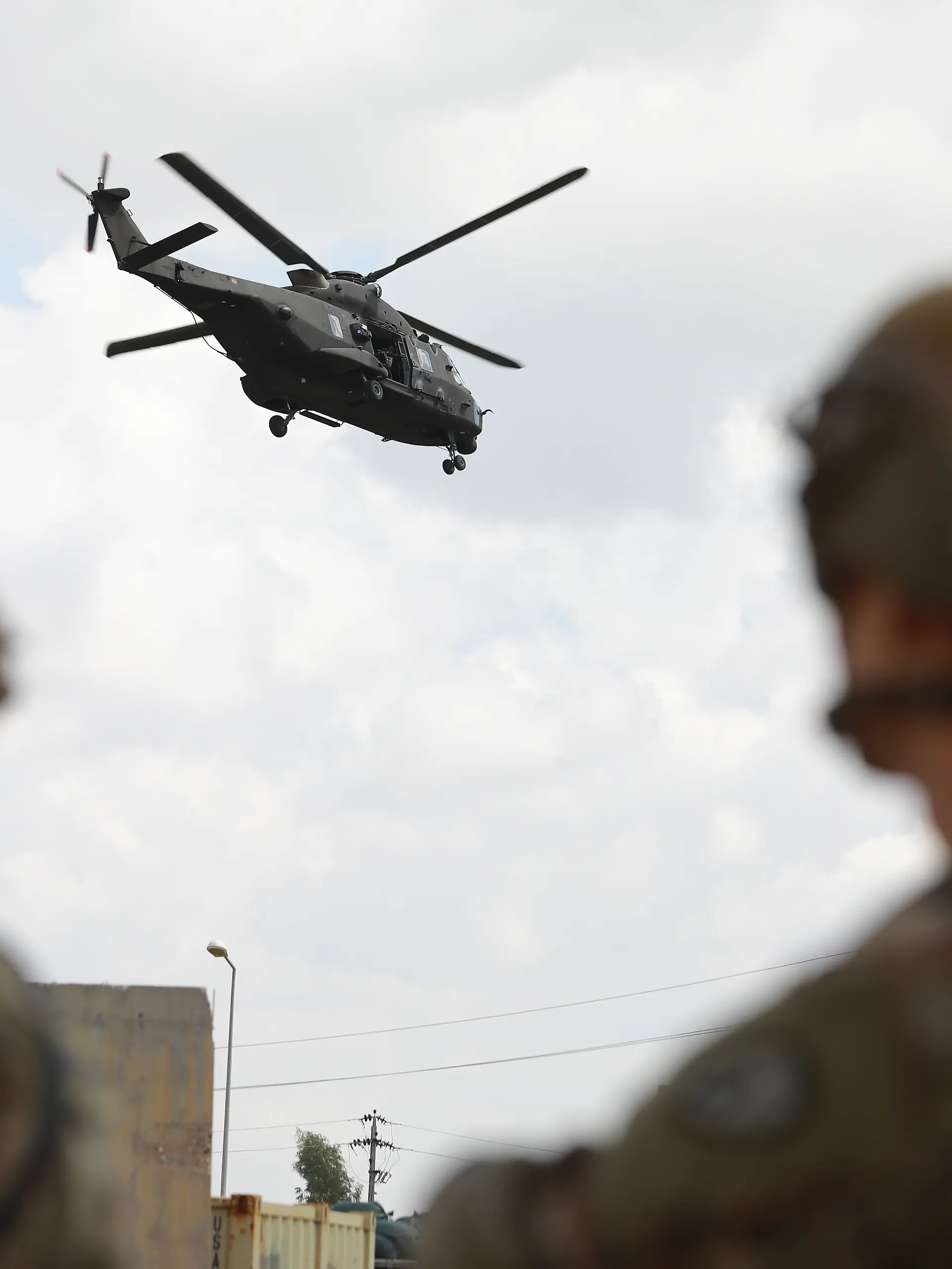 Ein Helikopter fliegt über die Militärbasis K1, die US-Soldaten während der Unterzeichnung eines Vertrags zum Abzug der amerikanischen Streitkräfte bewachen. Drei Monate nach dem Raketenangriff auf den Militärstützpunkt nahe der Stadt Kirkuk im Nordirak zieht das von den USA geführte Bündnis seine Kräfte von dem Stützpunkt ab. +++ dpa-Bildfunk +++