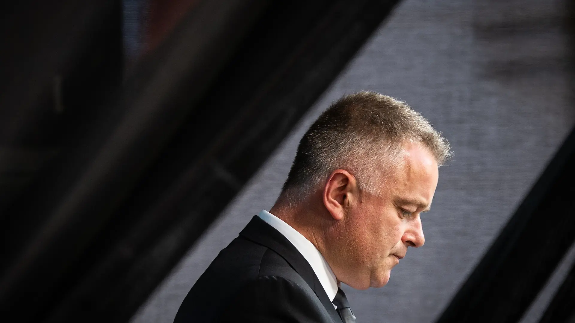 Gordon Schnieder (CDU), Ministerpräsident von Rheinland-Pfalz, steht bei der zentralen Gedenkveranstaltung zum fünften Jahrestag der Flutkatastrophe im Ahrtal auf dem Marktplatz auf der Bühne. Die Flut in der Nacht vom 14. auf den 15. Juli 2021 in Rheinland-Pfalz und Nordrhein-Westfalen war eine der verheerendsten Naturkatastrophen in der jüngeren deutschen Geschichte.