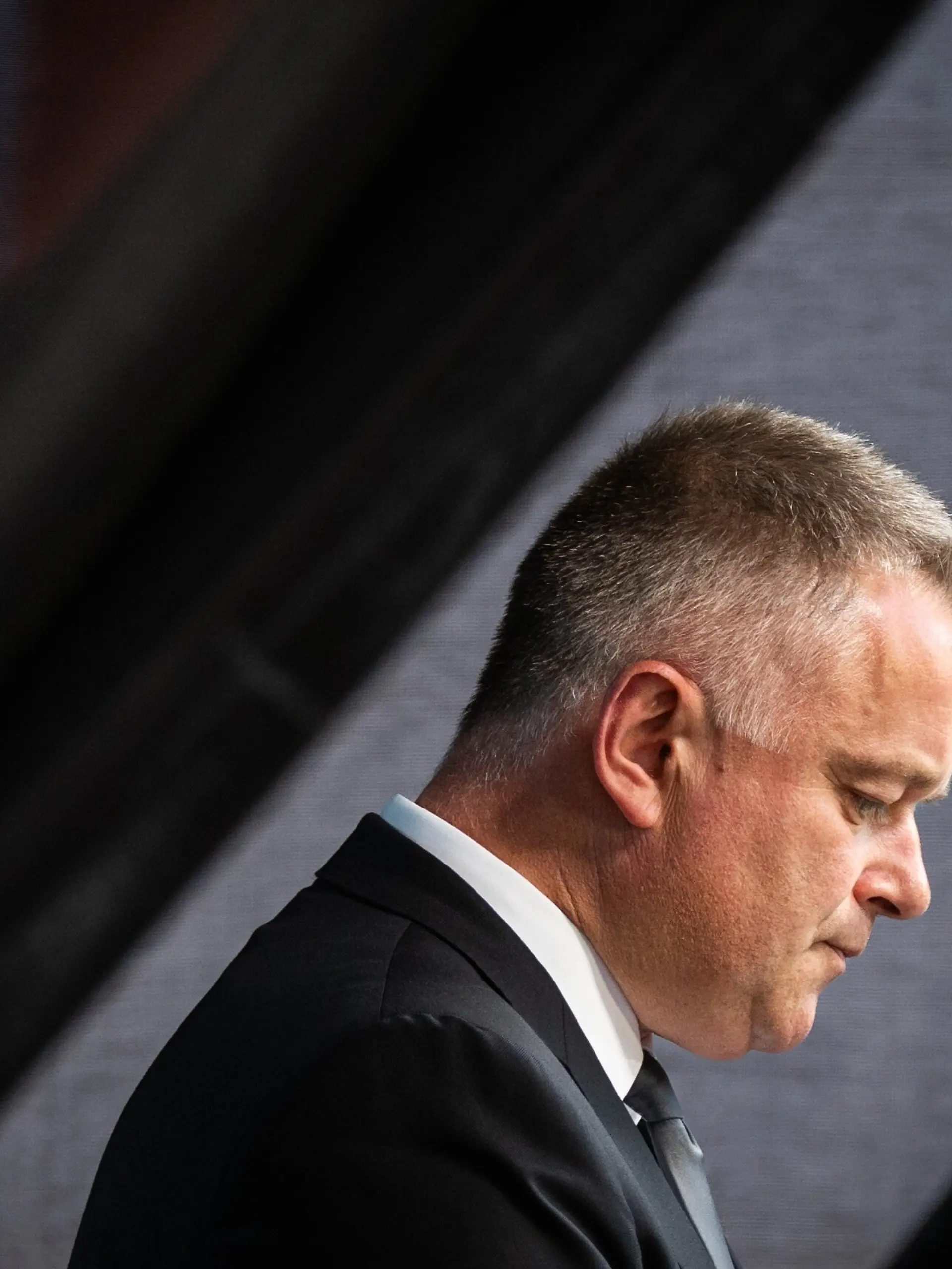 Gordon Schnieder (CDU), Ministerpräsident von Rheinland-Pfalz, steht bei der zentralen Gedenkveranstaltung zum fünften Jahrestag der Flutkatastrophe im Ahrtal auf dem Marktplatz auf der Bühne. Die Flut in der Nacht vom 14. auf den 15. Juli 2021 in Rheinland-Pfalz und Nordrhein-Westfalen war eine der verheerendsten Naturkatastrophen in der jüngeren deutschen Geschichte.