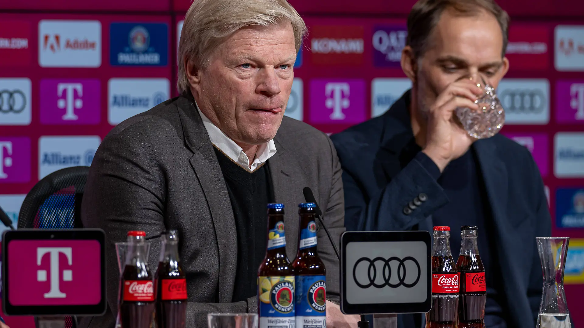 Oliver Kahn Vorstandsvorsitzender, FC Bayern Muenchen AG, im Hintergrund Thomas Tuchel Chef-Trainer, FC Bayern Muenchen. GER, FC Bayern Muenchen, Pressekonferenz zur Vorstellung von Thomas Tuchel, Fussball, Bundesliga, Spielzeit 2022/2023, 25.03.2023. DFL DFB REGULATIONS PROHIBIT ANY USE OF PHOTOGRAPHS as IMAGE SEQUENCES and or QUASI-VIDEO. GER, FC Bayern Muenchen, Pressekonferenz zur Vorstellung von Thomas Tuchel, Fussball, Bundesliga, Spielzeit 2022/2023, 25.03.2023 Muenchen *** Oliver Kahn CEO, FC Bayern Muenchen AG , in the background Thomas Tuchel head coach, FC Bayern Muenchen GER, FC Bayern Muenchen, press conference to introduce Thomas Tuchel, football, Bundesliga, season 2022 2023, 25 03 2023 DFL DFB REGULATES PROHIBIT ANY USE OF PHOTOGRAPHS as IMAGE SEQUENCES and or QUASI VIDEO GER, FC Bayern Muenchen, press conference to introduce Thomas Tuchel, football, Bundesliga, season 2022 2023, 25 03 2023 Muenchen Copyright: xEibner-Pressefoto/HeikexFeinerx EP_HFR
