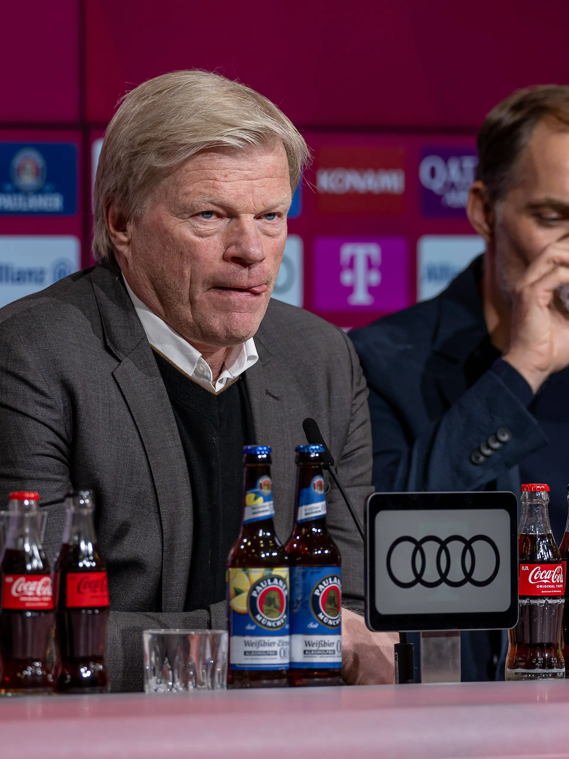 Oliver Kahn Vorstandsvorsitzender, FC Bayern Muenchen AG, im Hintergrund Thomas Tuchel Chef-Trainer, FC Bayern Muenchen. GER, FC Bayern Muenchen, Pressekonferenz zur Vorstellung von Thomas Tuchel, Fussball, Bundesliga, Spielzeit 2022/2023, 25.03.2023. DFL DFB REGULATIONS PROHIBIT ANY USE OF PHOTOGRAPHS as IMAGE SEQUENCES and or QUASI-VIDEO. GER, FC Bayern Muenchen, Pressekonferenz zur Vorstellung von Thomas Tuchel, Fussball, Bundesliga, Spielzeit 2022/2023, 25.03.2023 Muenchen *** Oliver Kahn CEO, FC Bayern Muenchen AG , in the background Thomas Tuchel head coach, FC Bayern Muenchen GER, FC Bayern Muenchen, press conference to introduce Thomas Tuchel, football, Bundesliga, season 2022 2023, 25 03 2023 DFL DFB REGULATES PROHIBIT ANY USE OF PHOTOGRAPHS as IMAGE SEQUENCES and or QUASI VIDEO GER, FC Bayern Muenchen, press conference to introduce Thomas Tuchel, football, Bundesliga, season 2022 2023, 25 03 2023 Muenchen Copyright: xEibner-Pressefoto/HeikexFeinerx EP_HFR