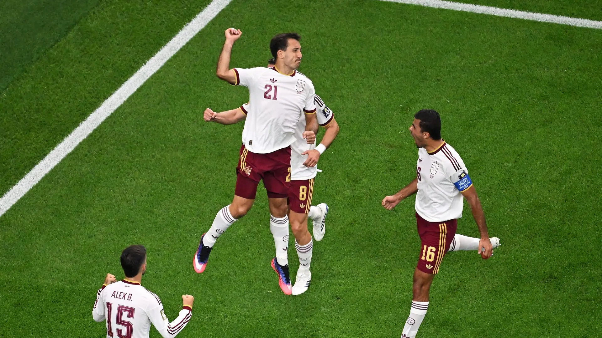 Oyarzabal (Mitte) bejubelte seinen Elfmetertreffer zum 1:0 ausgelassen.