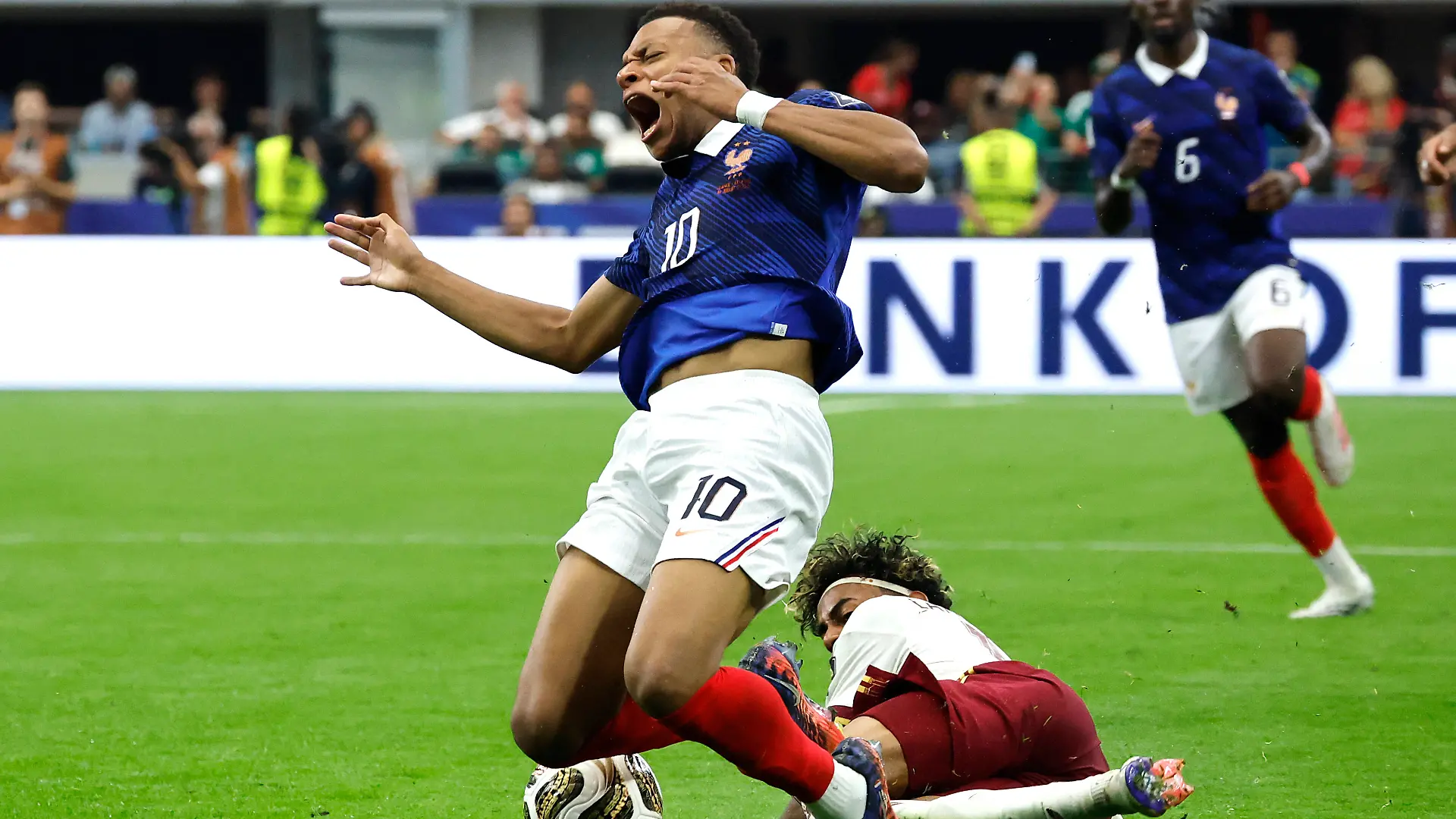 Kylian Mbappe L of France vies Lamine Yamal of Spain for the ball during the 2026 FIFA World Cup, WM, Weltmeisterschaft, Fussball semi-final match between France and Spain at AT&T Stadium in Arlington, USA, 14 July 2026. FIFA World Cup 2026: France - Spain ACHTUNG: NUR REDAKTIONELLE NUTZUNG PUBLICATIONxINxGERxSUIxAUTxONLY Copyright: xLavandeiraxJrx GR2127 20260714-55020894364_1