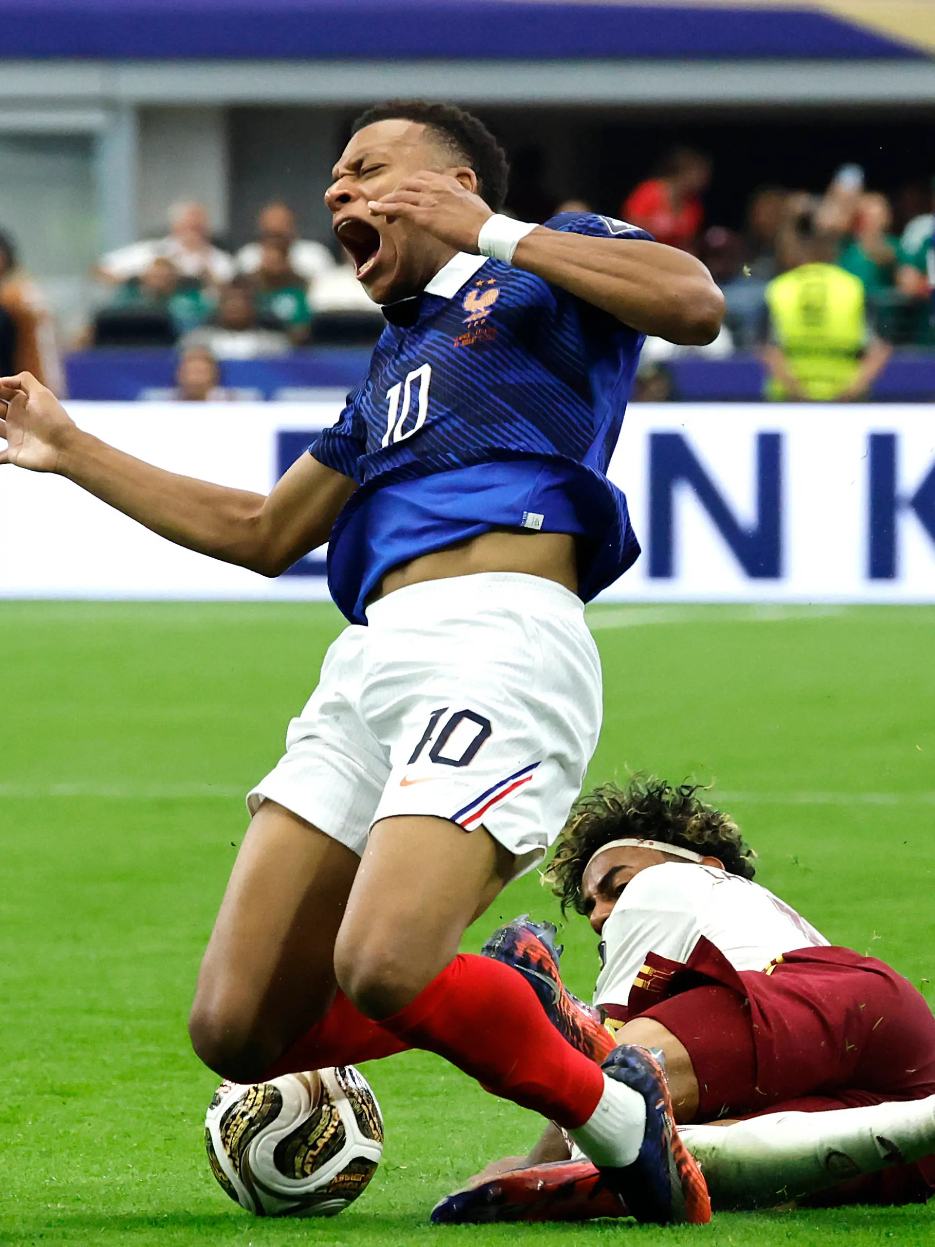 Kylian Mbappe L of France vies Lamine Yamal of Spain for the ball during the 2026 FIFA World Cup, WM, Weltmeisterschaft, Fussball semi-final match between France and Spain at AT&T Stadium in Arlington, USA, 14 July 2026. FIFA World Cup 2026: France - Spain ACHTUNG: NUR REDAKTIONELLE NUTZUNG PUBLICATIONxINxGERxSUIxAUTxONLY Copyright: xLavandeiraxJrx GR2127 20260714-55020894364_1