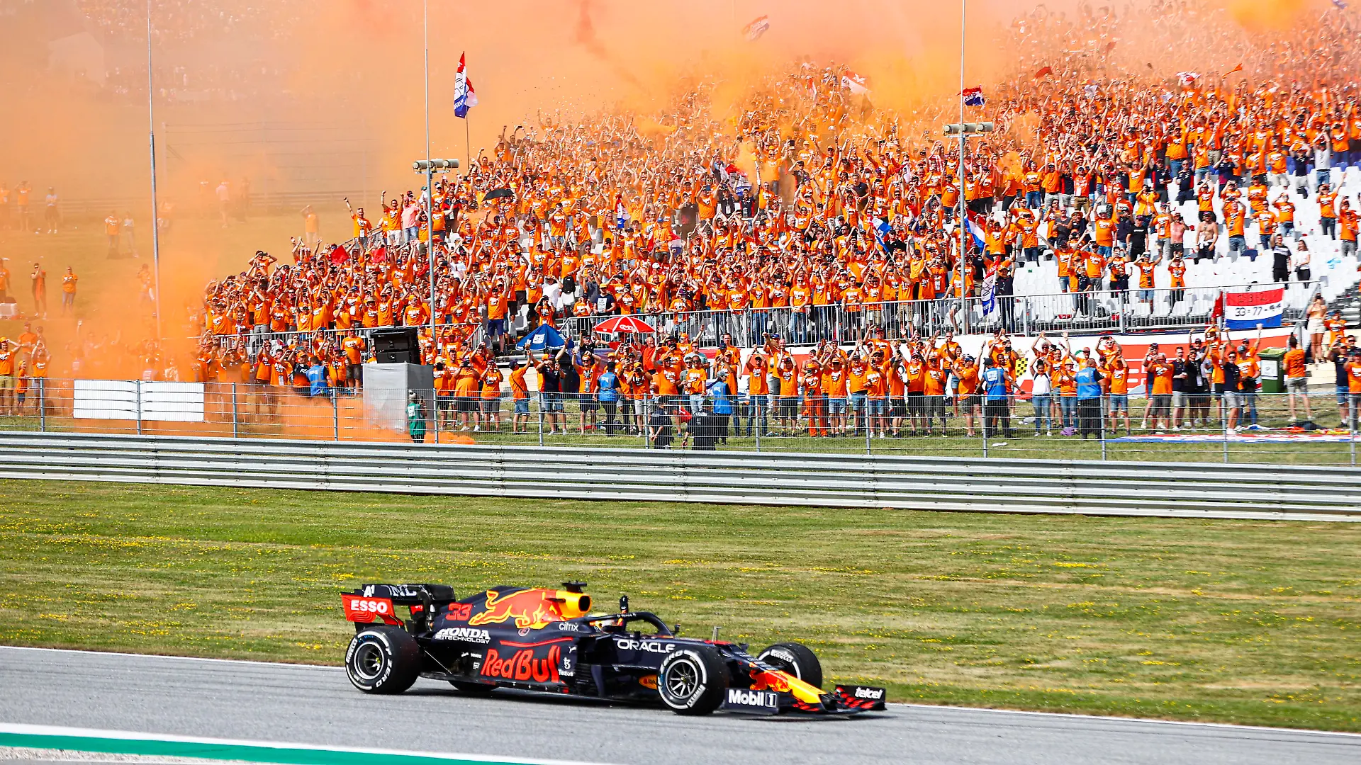 Formula 1 2021: Austrian GP RED BULL RING, AUSTRIA - JULY 04: Max Verstappen, Red Bull Racing RB16B, 1st position, waves to his fans on his way to Parc Ferme during the Austrian GP at Red Bull Ring on Sunday July 04, 2021 in Spielberg, Austria. Photo by Andy Hone / LAT Images Images PUBLICATIONxINxGERxSUIxAUTxHUNxONLY GP2109_142800_ONZ1586 