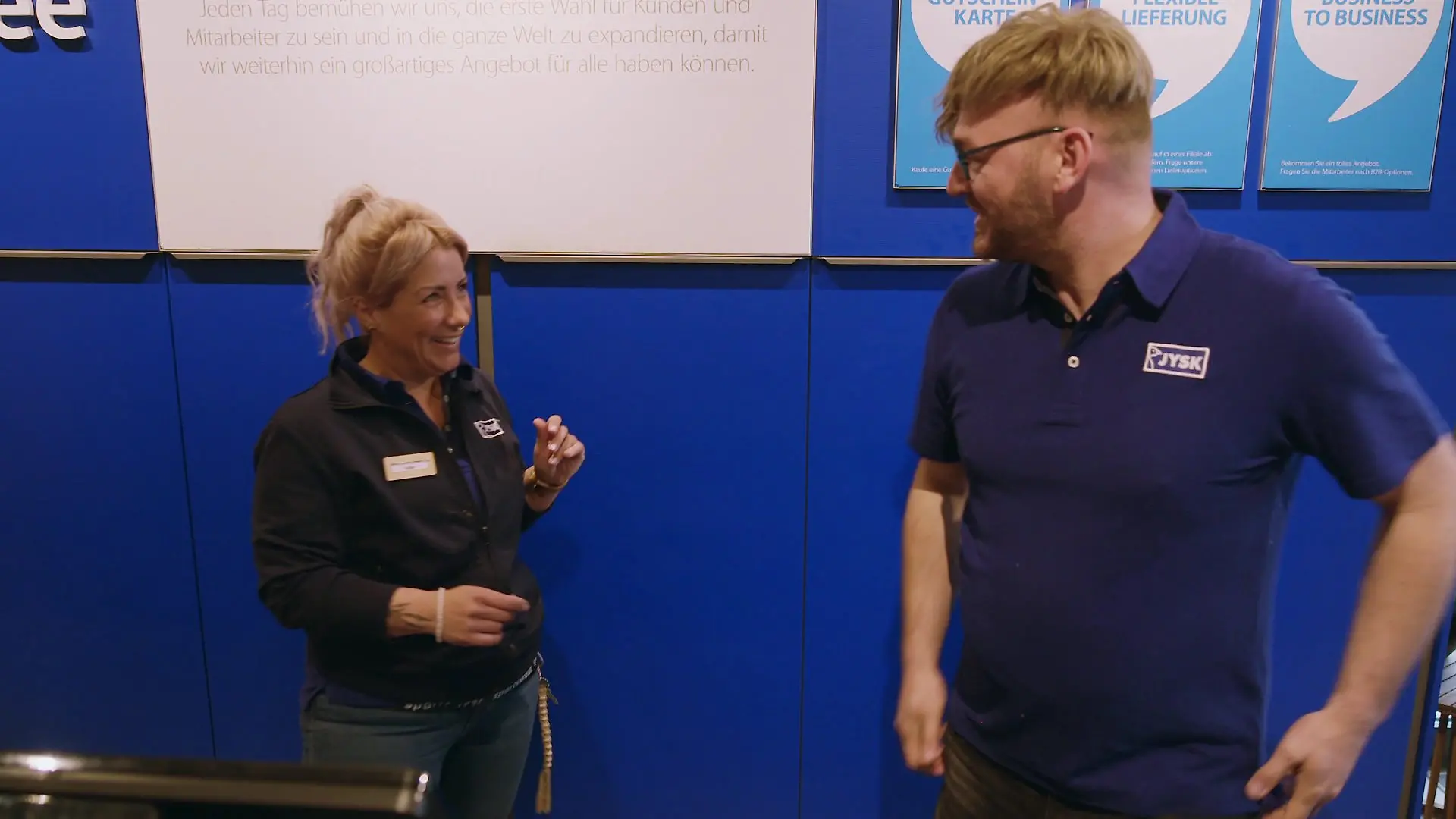 JYSK-Mitarbeiterin Jacky und Probearbeiter Michael bei „Undercover Boss”