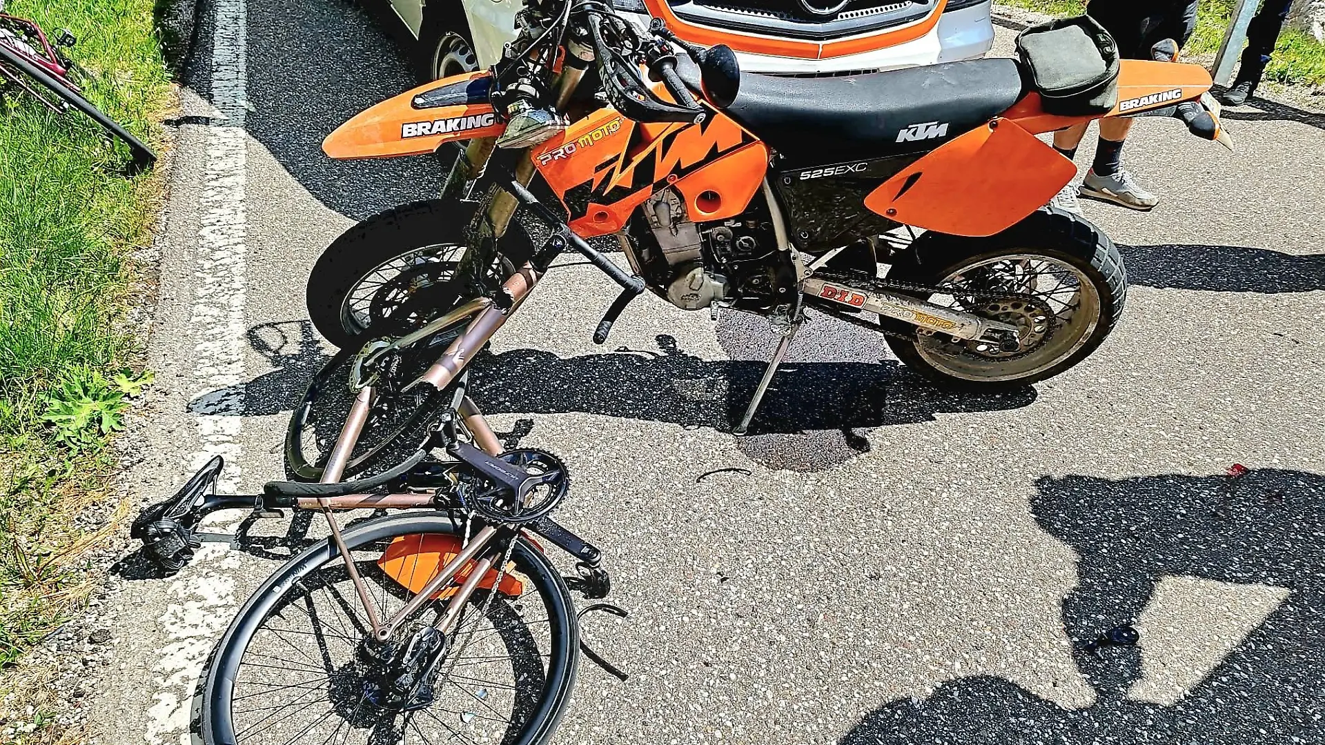 Zerstörtes Fahrrad und Motorrad nach dem Frontalcrash zwischen Outdoor-Influencerin Laura und Ex-Ski-Profi Peter Runggaldier 
