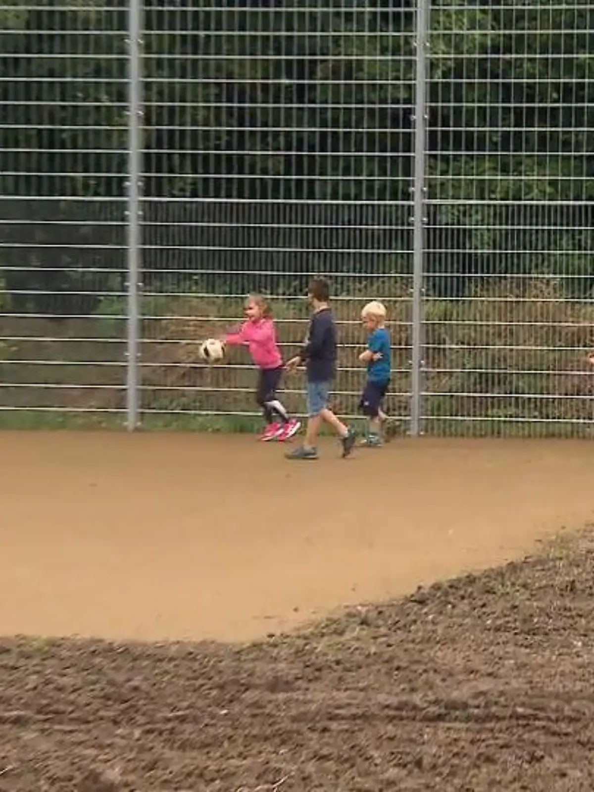 Etwas mehr als ein halbes Jahr ist es nun her, dass wir über den verwaisten Bolz- und Basketballplatz in Frankfurt Zeilsheim berichtet haben. Ein Teil der Flächen mussten damals der benachbarten Kita weichen, die Kinder hatten über einen Zeitraum von vier Jahren keine Möglichkeiten mehr, um hier Fußball zu spielen und sich auszutoben. Nun hat sich endlich was getan – wie es nun weitergeht, sehen Sie im Videobeitrag.