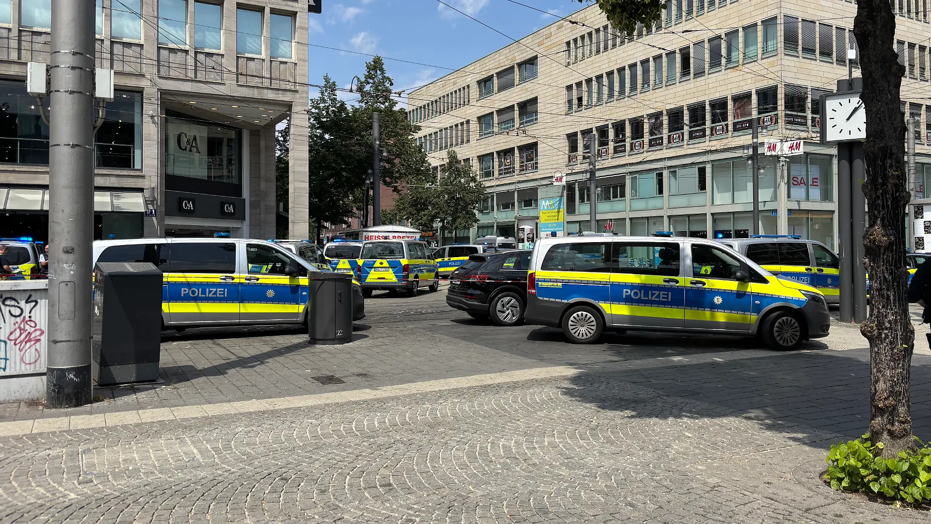 Großeinsatz in Mannheim. Die Polizei hat den Bereich um den Paradeplatz abgesperrt.