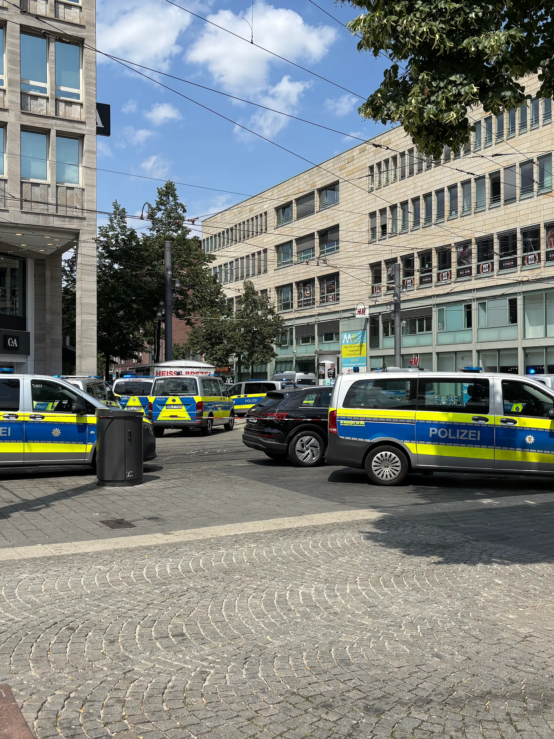 Großeinsatz in Mannheim. Die Polizei hat den Bereich um den Paradeplatz abgesperrt.