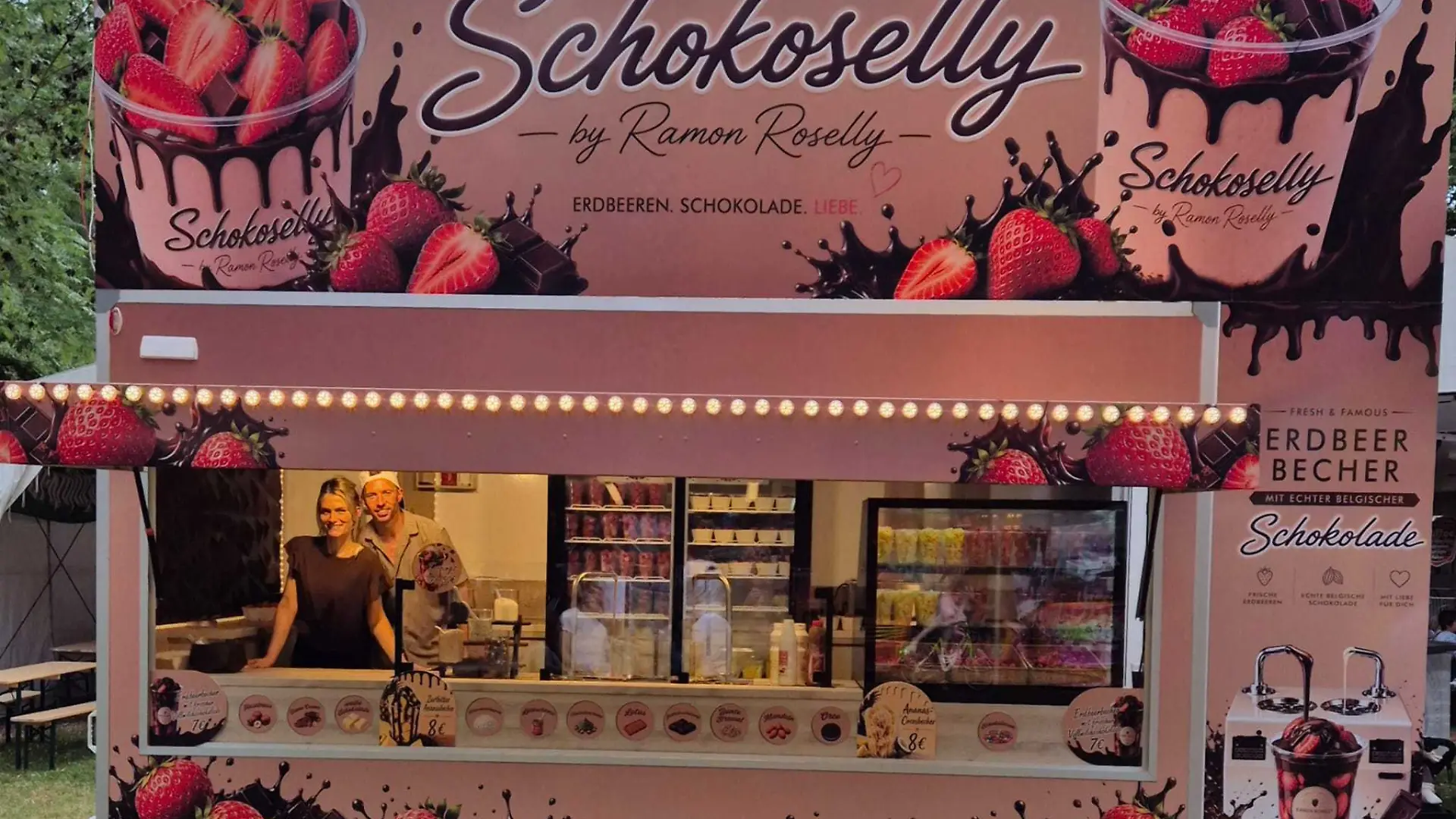 Der „Schokoselly by Ramon Roselly”-Verkaufswagen mit Erdbeer- und Schokoladenbechern. Mit Ramon dabei: Freundin Lorena.